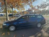 Volkswagen Passat 2.0 TDI 81 KW blau - Volkswagen Passat: 81