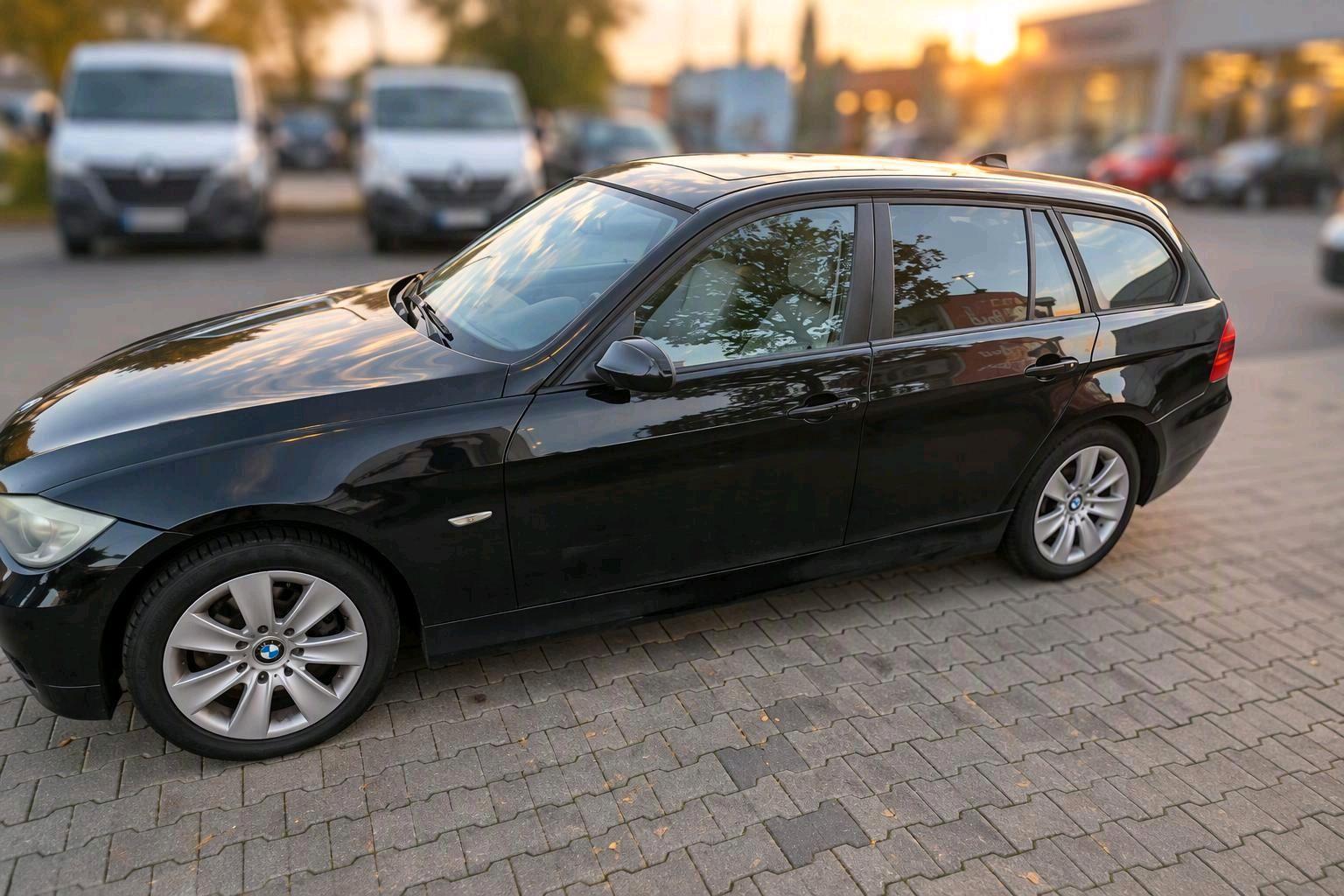 BMW 318 2007 — rear view