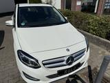 Mercedes-Benz B 180 Urban Sport Leder LED AHK Navi 17 Zoll P - Mercedes-Benz B-Klasse Gebrauchtwagen in Bielefeld