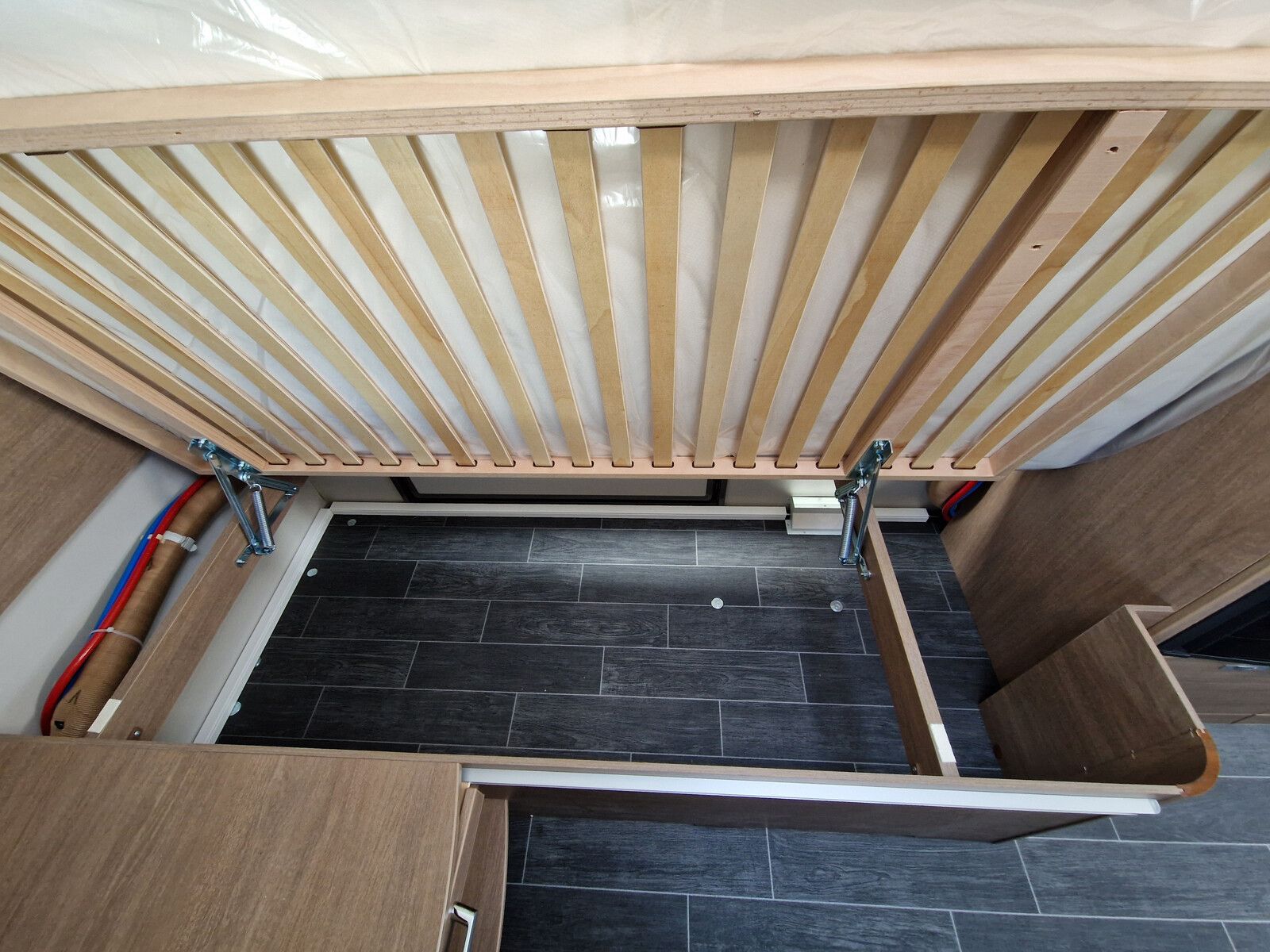 Fahrzeugabbildung Tabbert Senara 550E 2.3 2.000kg, Safety-Pack, Glattbl.