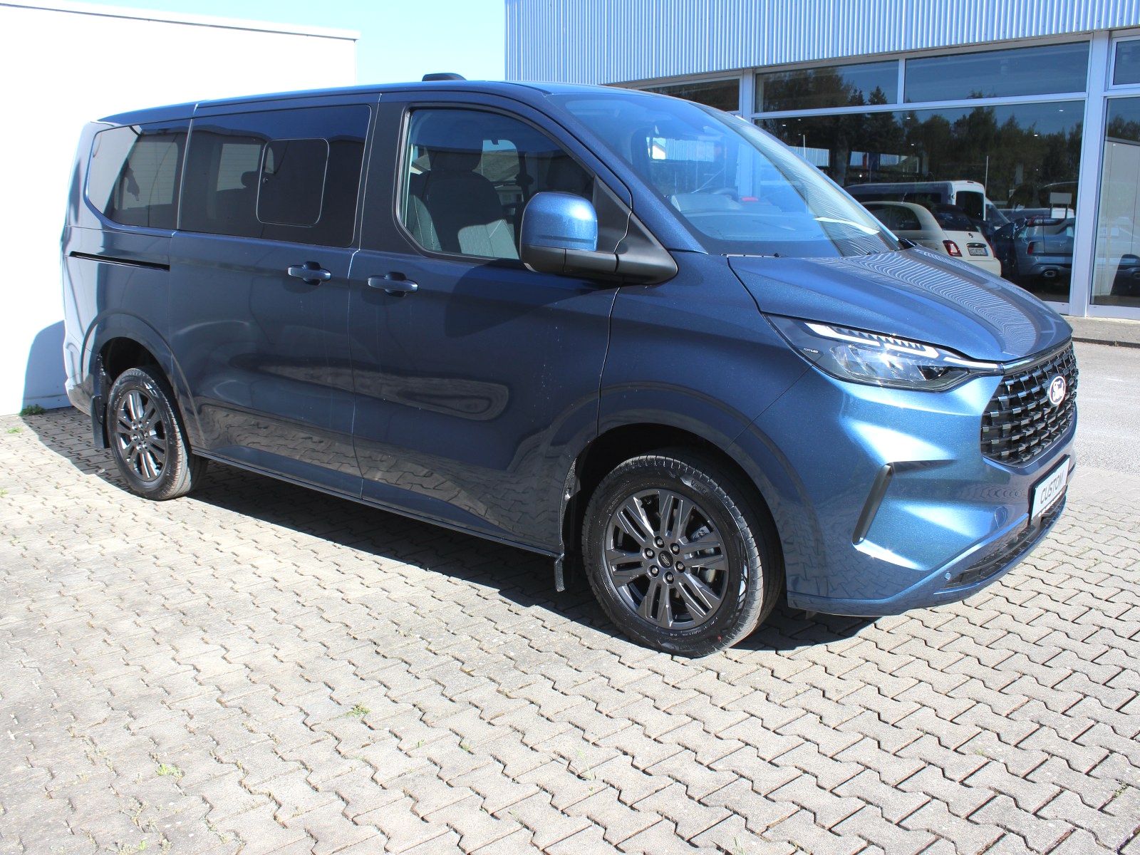 Fahrzeugabbildung Ford Tourneo Custom 320 L1 Tourneo Titanium FWD
