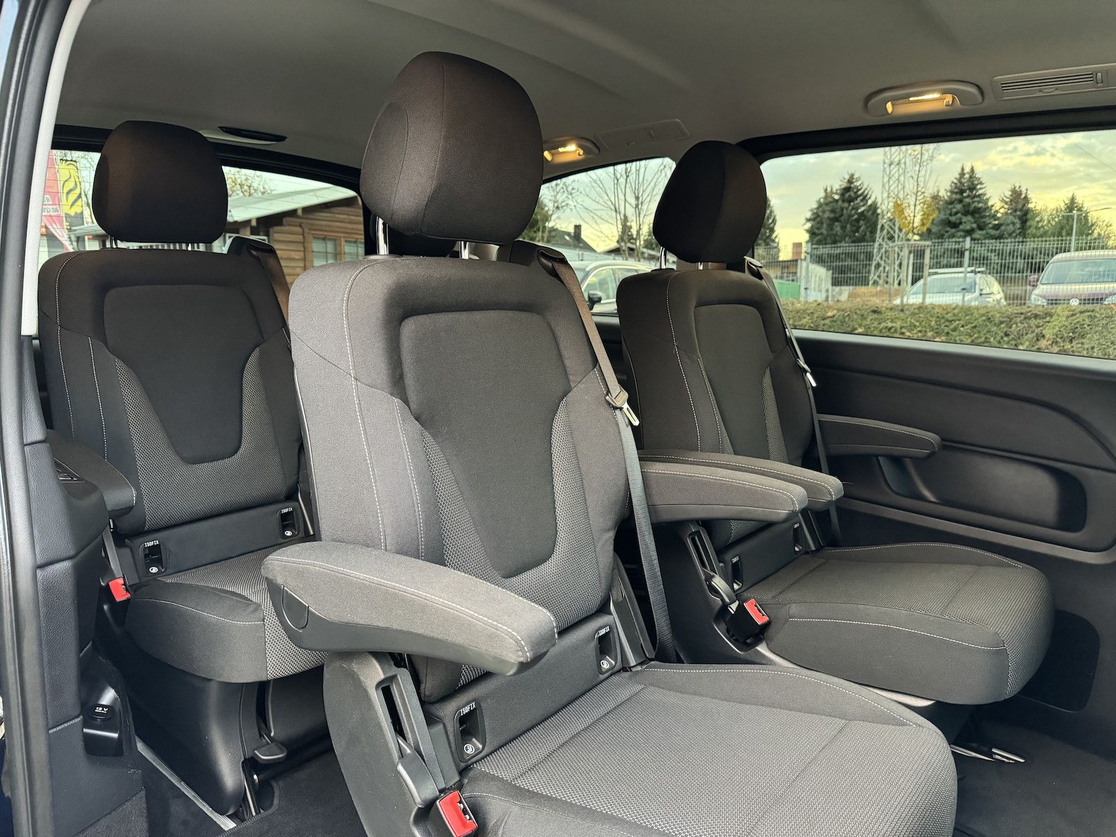 Fahrzeugabbildung Mercedes-Benz V 220 d EDITION/LED/Navi/DAB/Cam/Spur/Side/AHK/