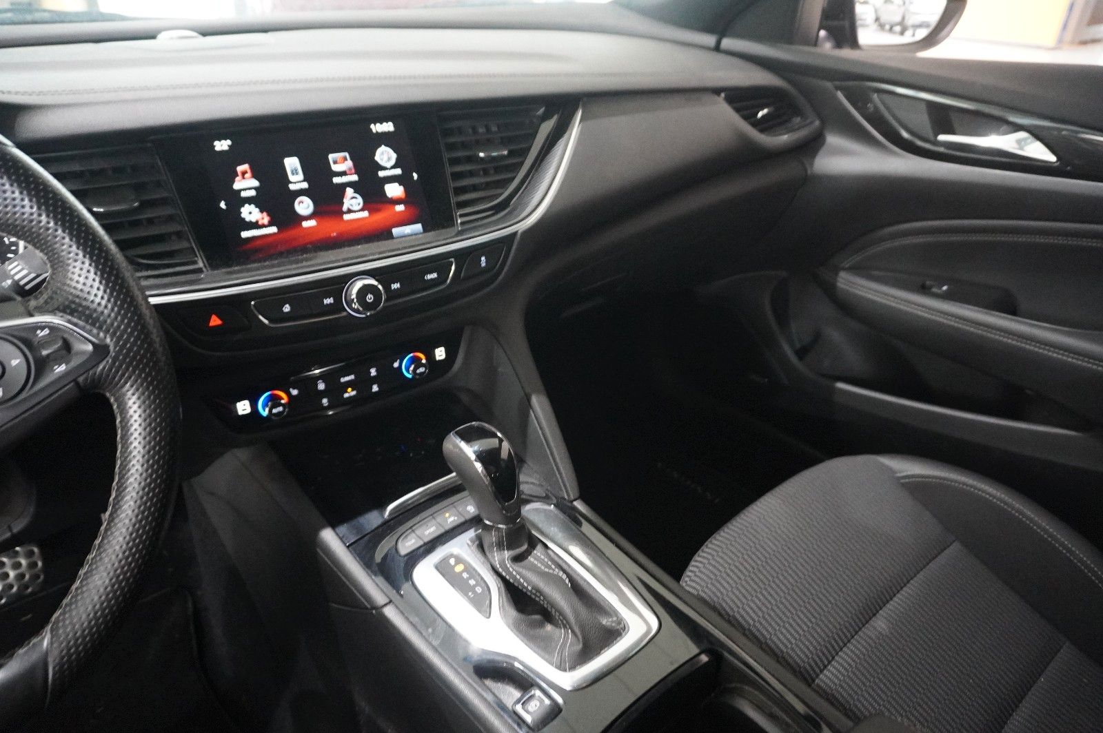 Fahrzeugabbildung Opel Insignia B ST 2.0T INNOV. 4X4 NAVI/OPC/KAMERA