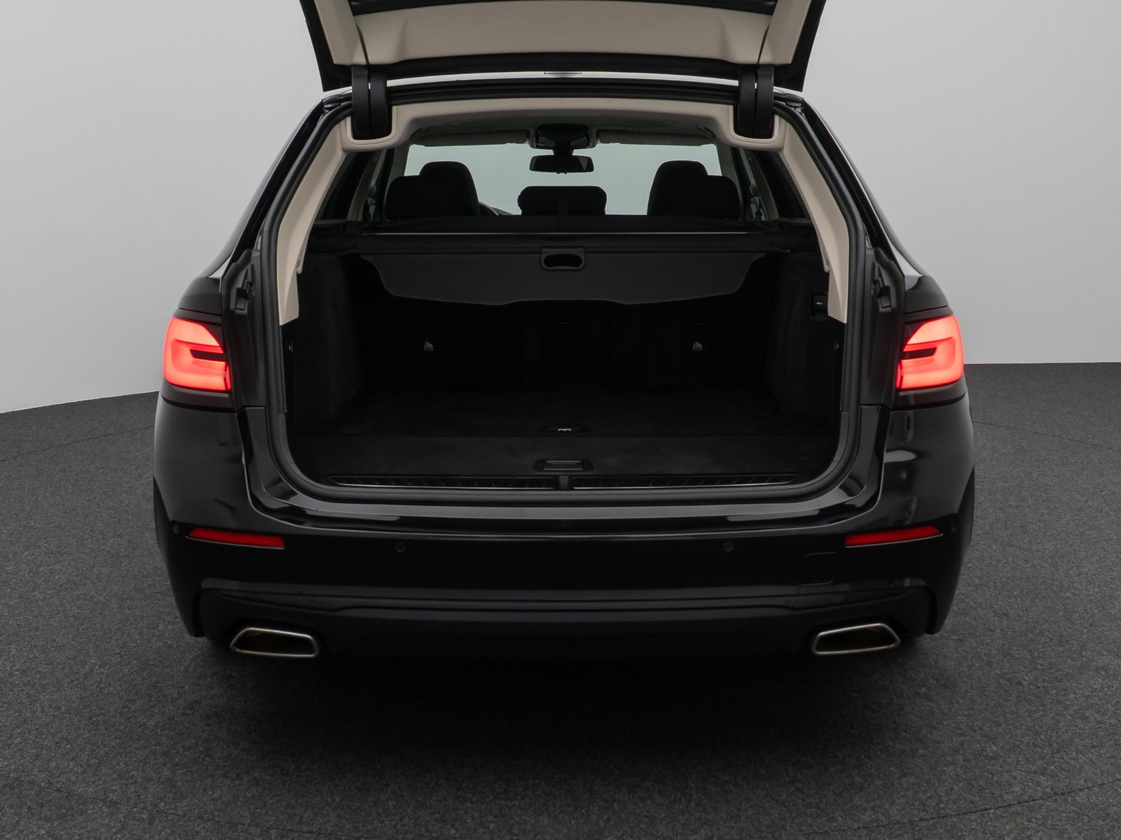 Fahrzeugabbildung BMW 520d Kamera DAB H/K Alarm DisKey Panorama MSport