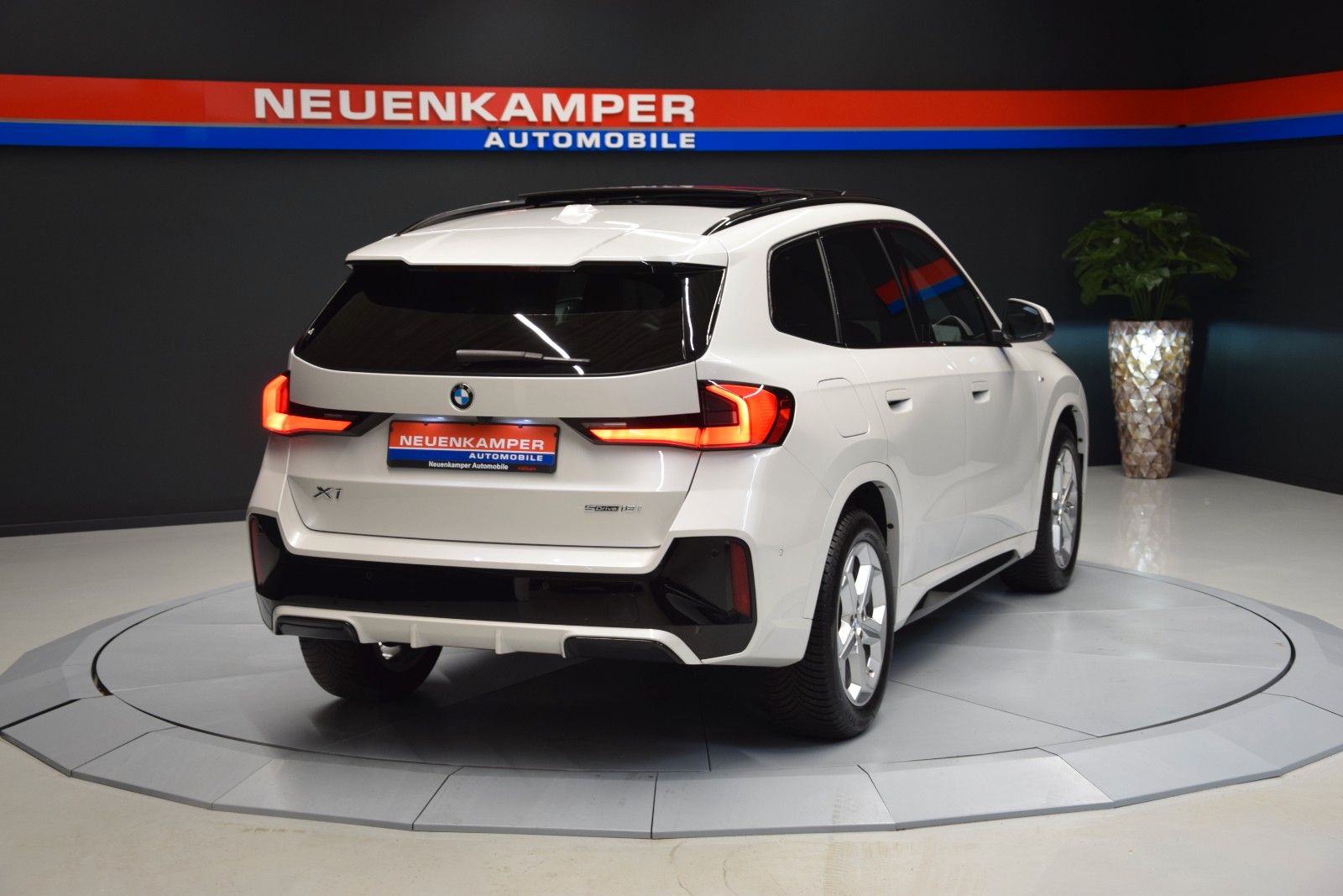 Fahrzeugabbildung BMW X1 18 i sDrive M Sport Pano LED Leder h/k Memory