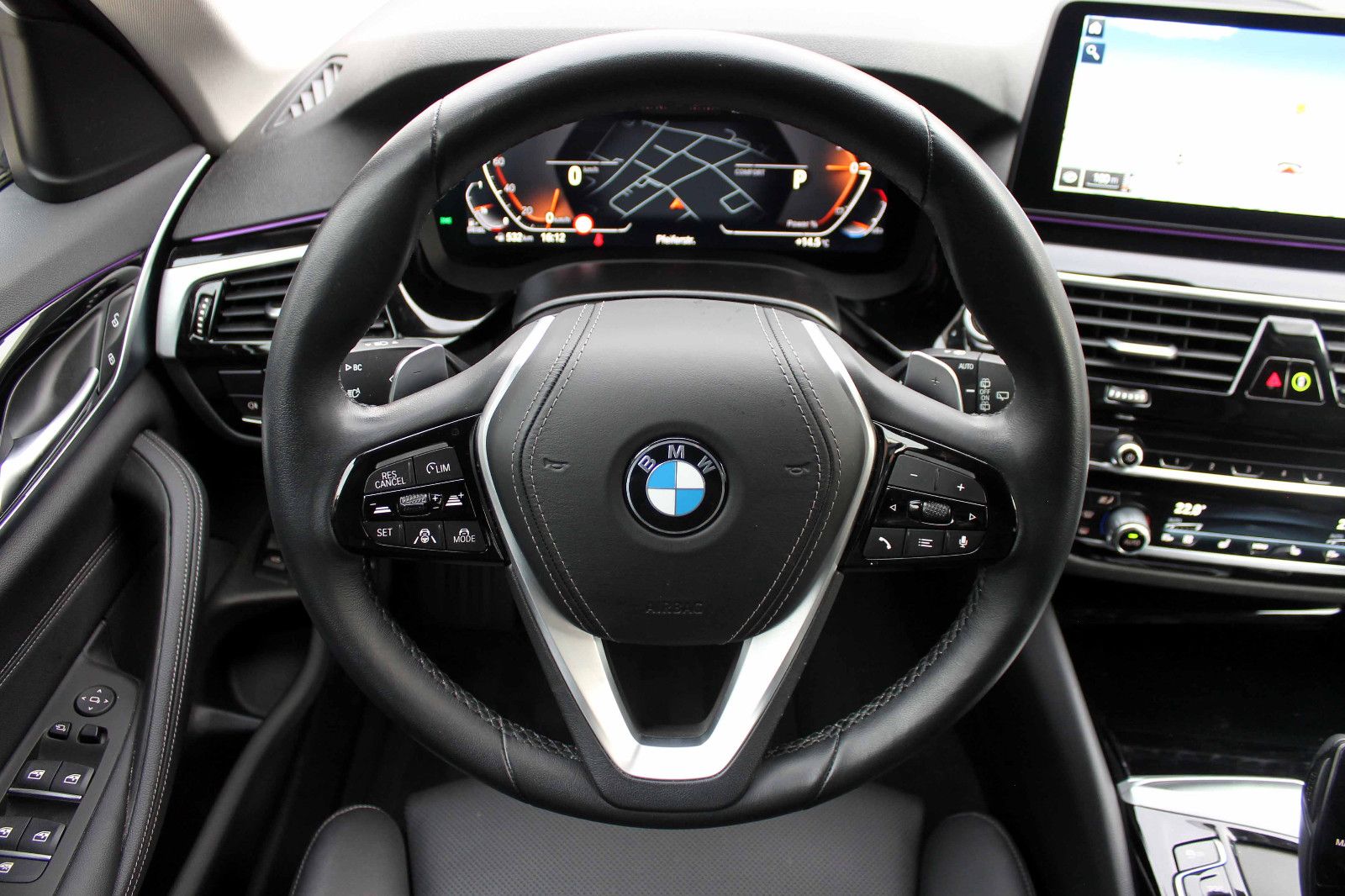 Fahrzeugabbildung BMW 530d xDrive Touring ACC LED HUD KAM BT NAV AMBI