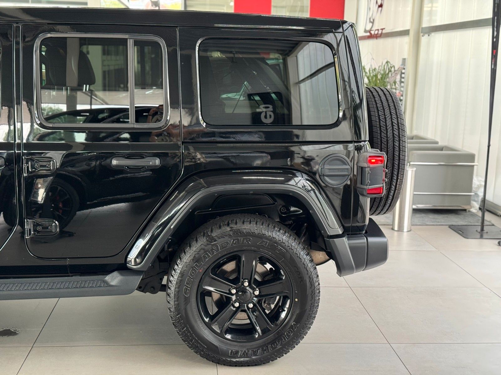 Fahrzeugabbildung Jeep Wrangler Unlimited 2.0 T-GDI Night Eagle Sky One