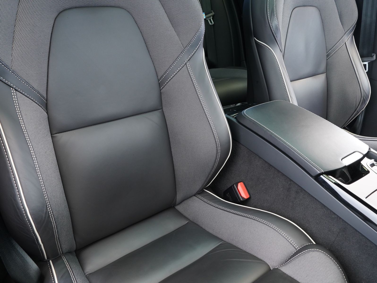 Fahrzeugabbildung Volvo V60 T6 AWD Recharge Plug-In R Design INTELLISAFE