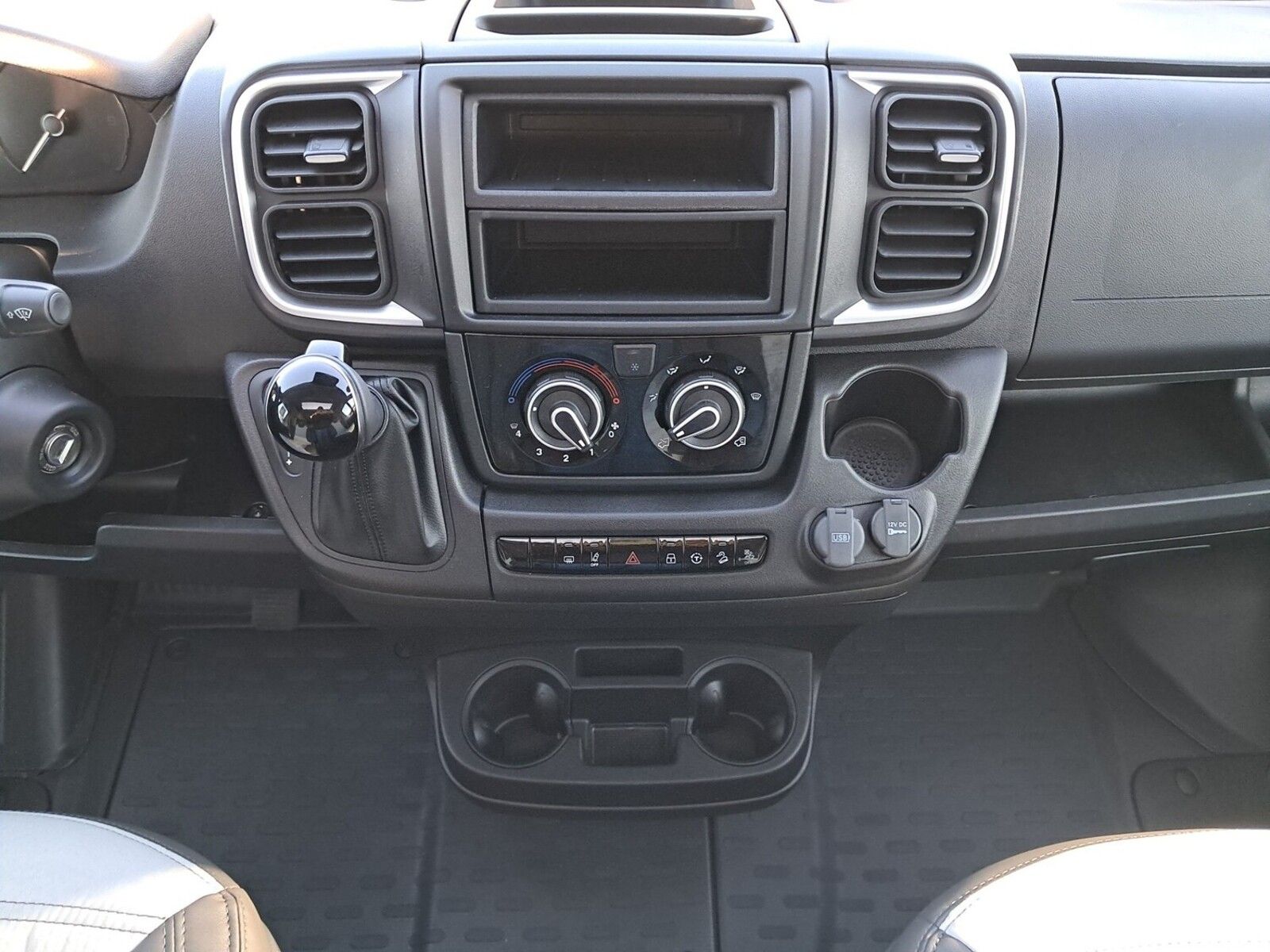 Fahrzeugabbildung Sunlight Adventure V 66 Automatik, Dörr Edition, TV