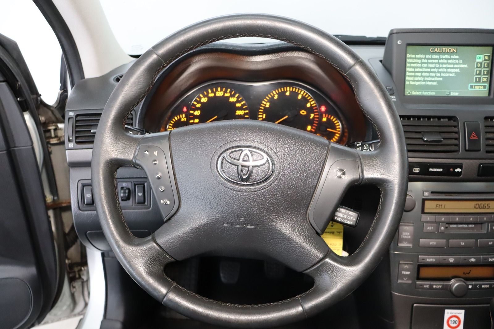 Fahrzeugabbildung Toyota Avensis 2.0-l-VVT-i Executive