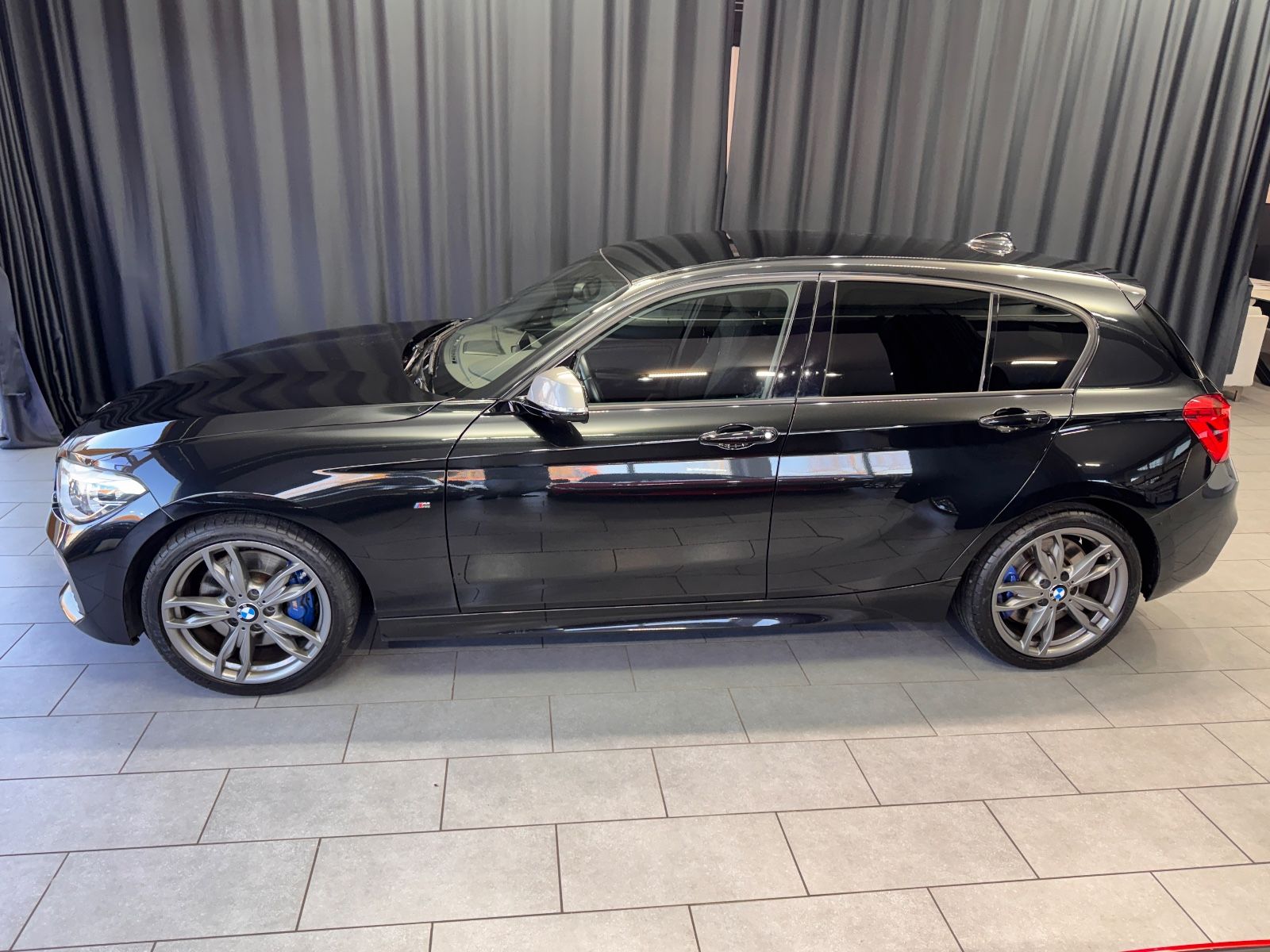 Fahrzeugabbildung BMW M135i xDrive|H&K|LED|KAMERA|VOLL|DEUTSCHES FZG