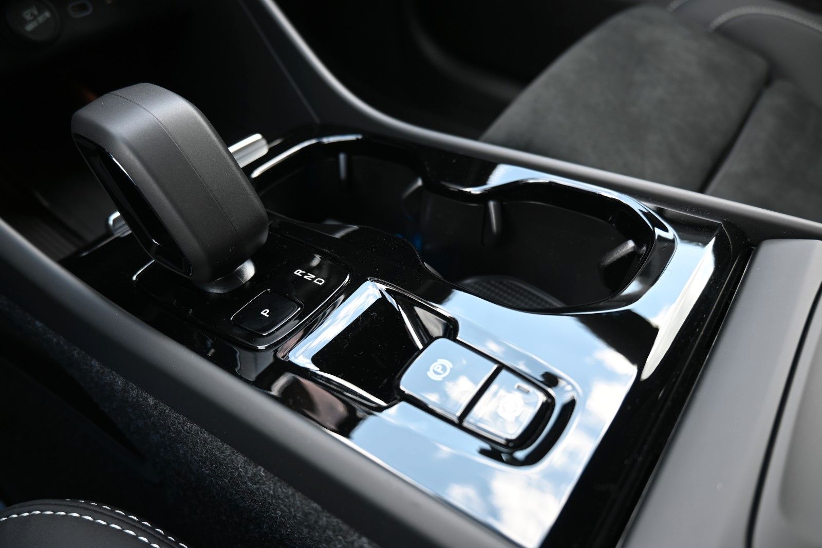 Fahrzeugabbildung Volvo XC40 B4 DKG Plus Dark*FSHZG*H&K*BLIS*ACC