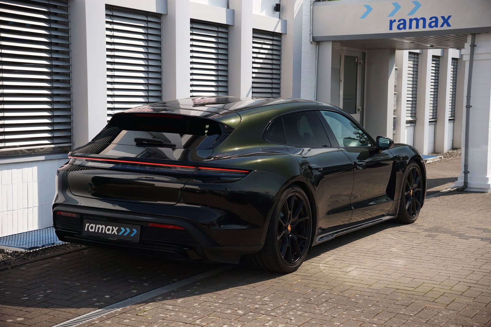 Porsche Taycan GTS Sport Turismo PTS DARK OLIVE METALLIC foto 3