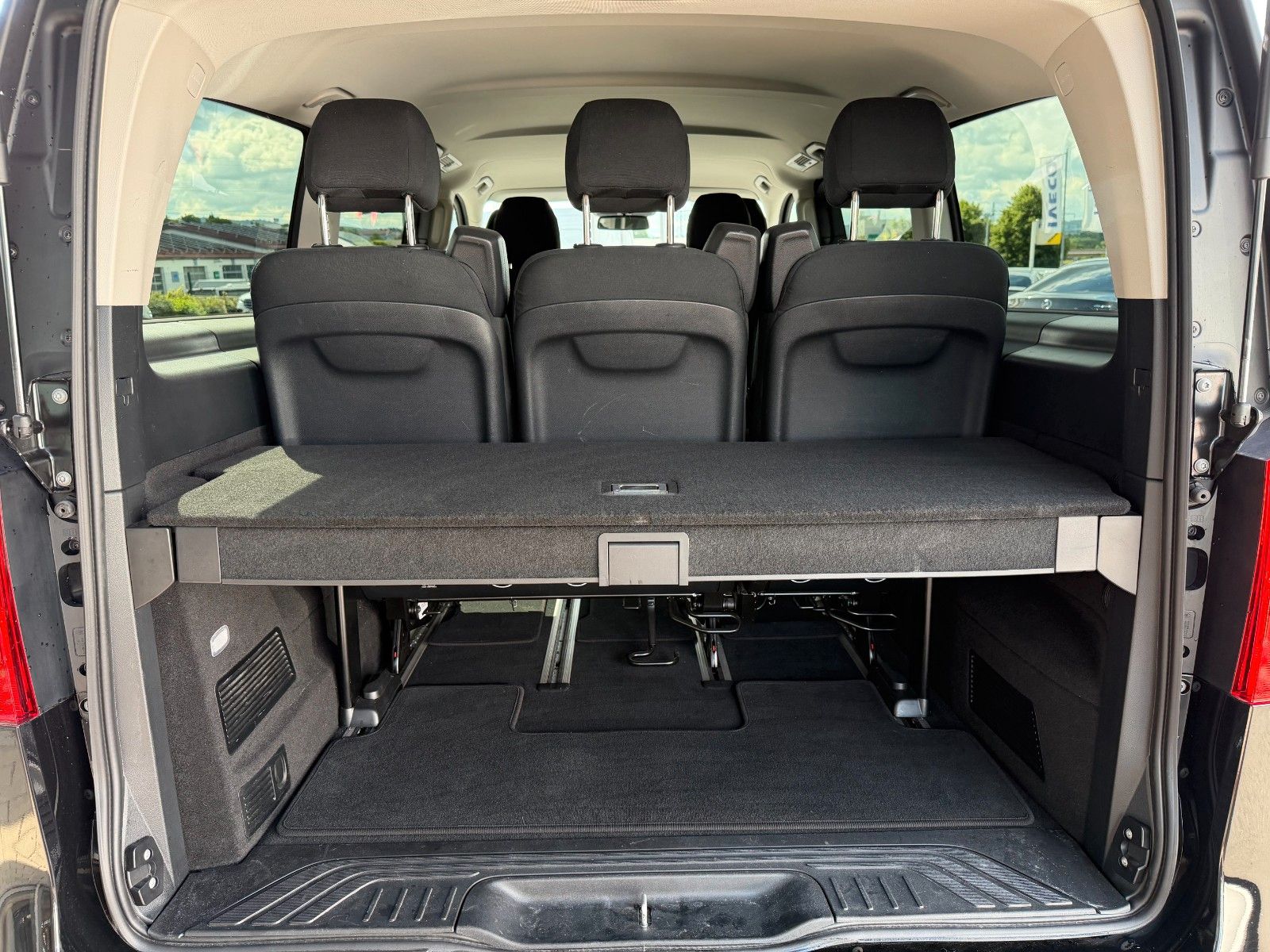 Fahrzeugabbildung Mercedes-Benz V 220 d DISTRONIC AHK2,5to 7Sitze