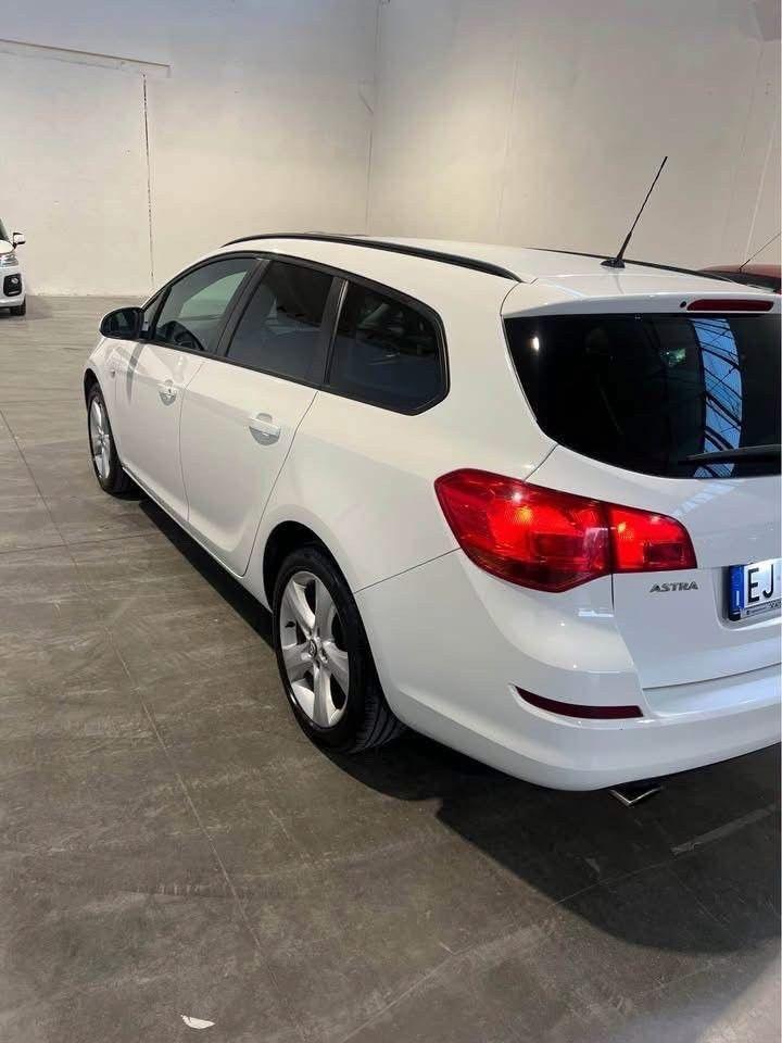 Opel Astra 2011 — interior