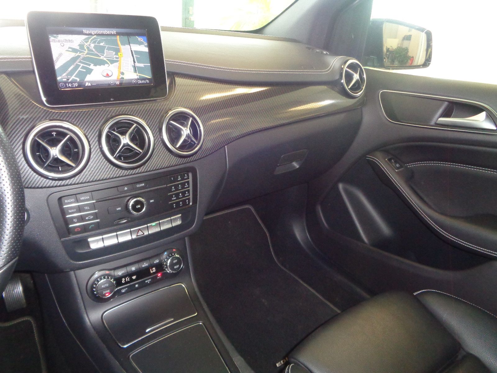 Fahrzeugabbildung Mercedes-Benz B 200 / NAVI / PDC / LED / LEDER /