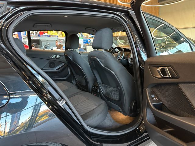 BMW 120 i *HEAD-UP*StandHZ*AHK*SPORT*2-ZONEN*CARPLAY
