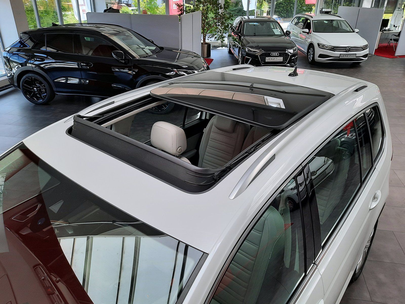 Fahrzeugabbildung Volkswagen Touran Highline TSI *AHK*Panodach*LED*PDC*Navi*