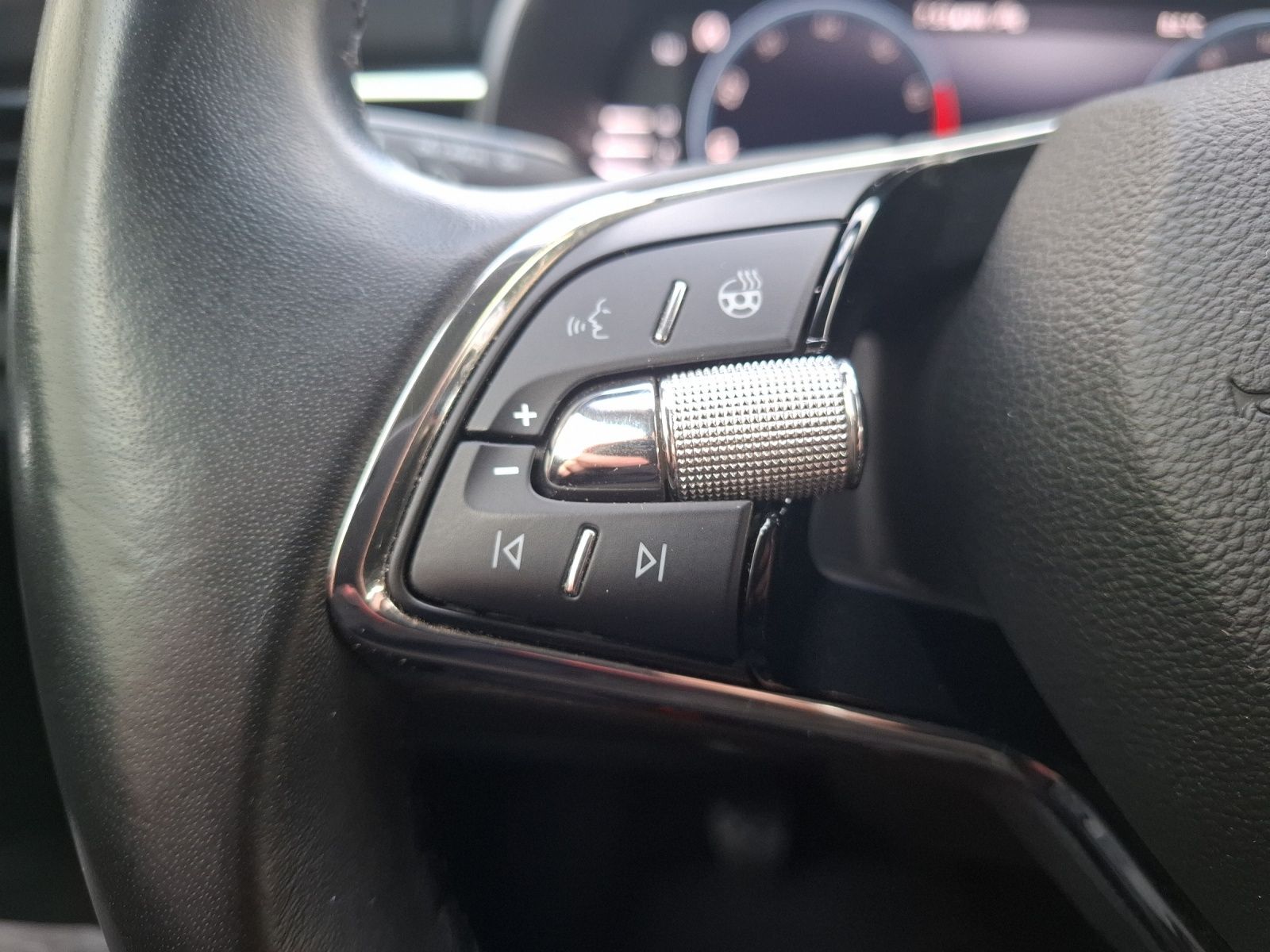 Fahrzeugabbildung SKODA Kamiq TSI Clever LED Navi AID GRA PDC SH LM