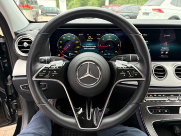 Fahrzeugabbildung Mercedes-Benz E 220 d Lim. 4Matic AUt. Navi Burmester SHZ uvm.