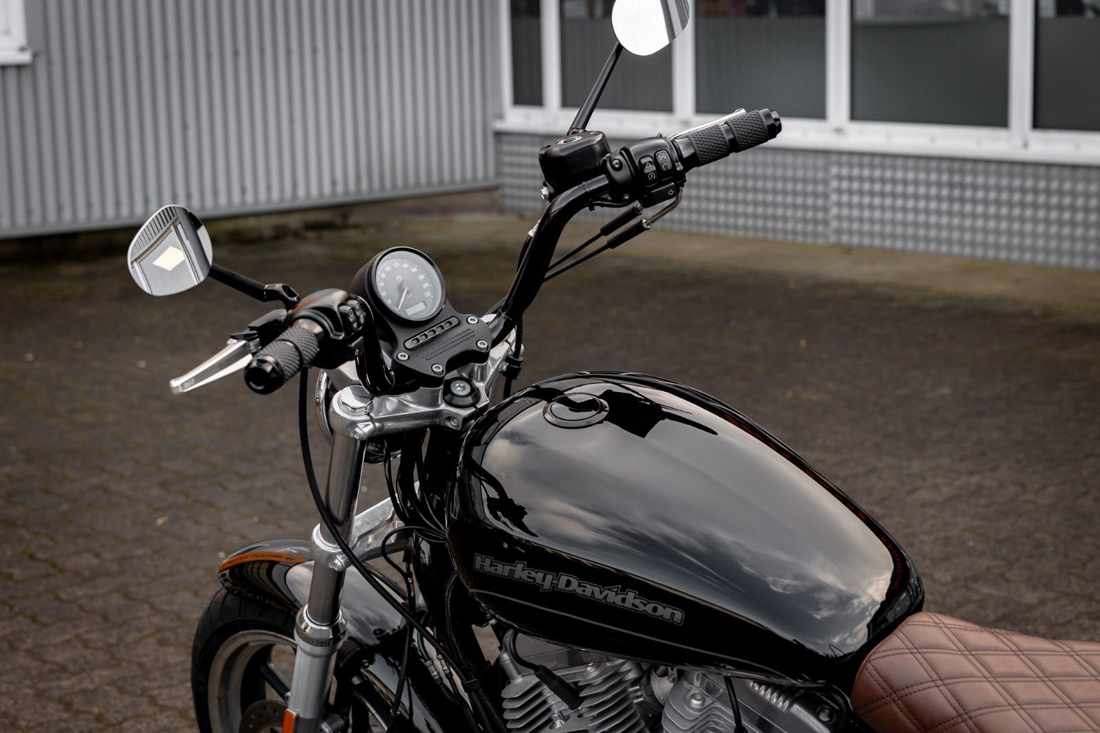 Fahrzeugabbildung Harley-Davidson XL883L SUPERLOW SPORTSTER - MILLER ABGASANLAGE