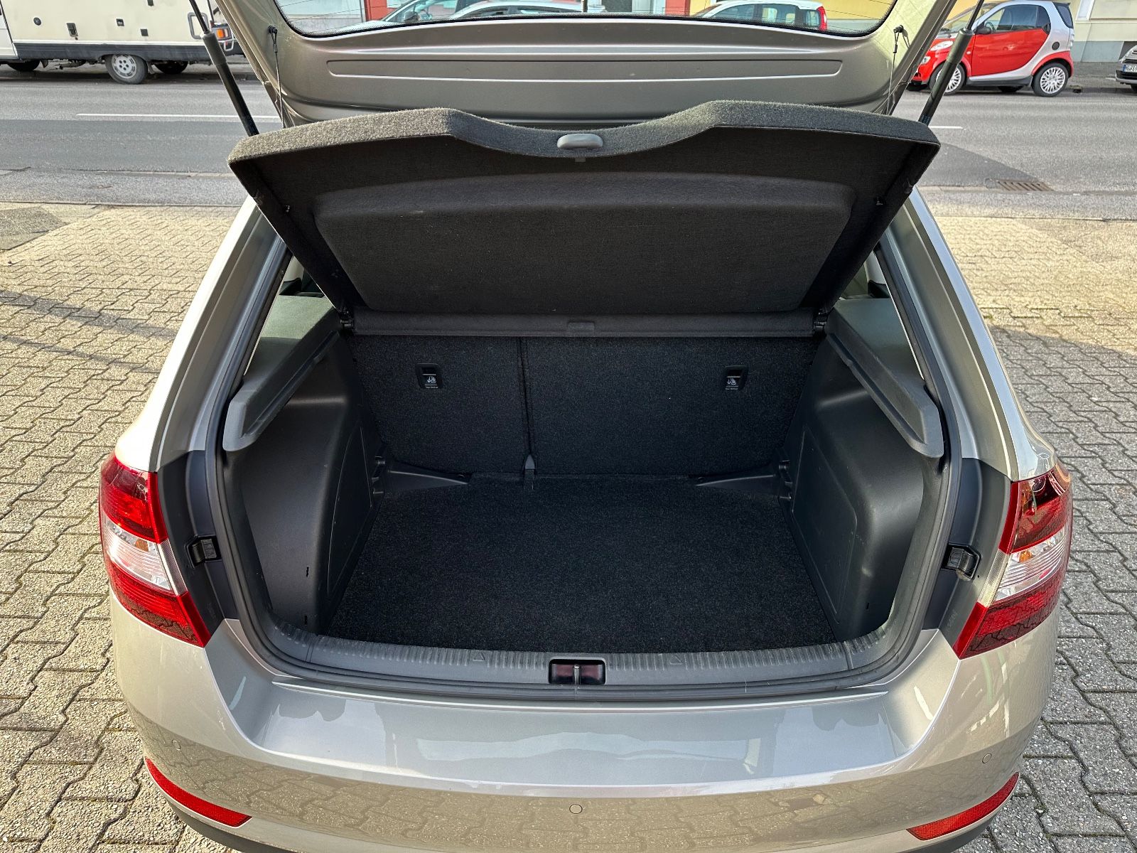Fahrzeugabbildung SKODA Rapid Spaceback Cool Edition 1-HAND KLIMA PDC