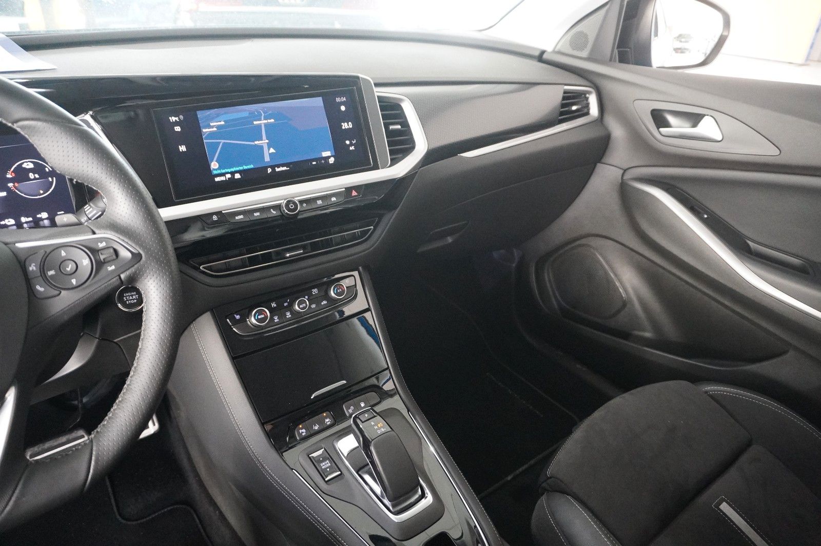 Fahrzeugabbildung Opel Grandland (X) 1.6T GSe 4HYBRID NAVI/LED/KAMERA