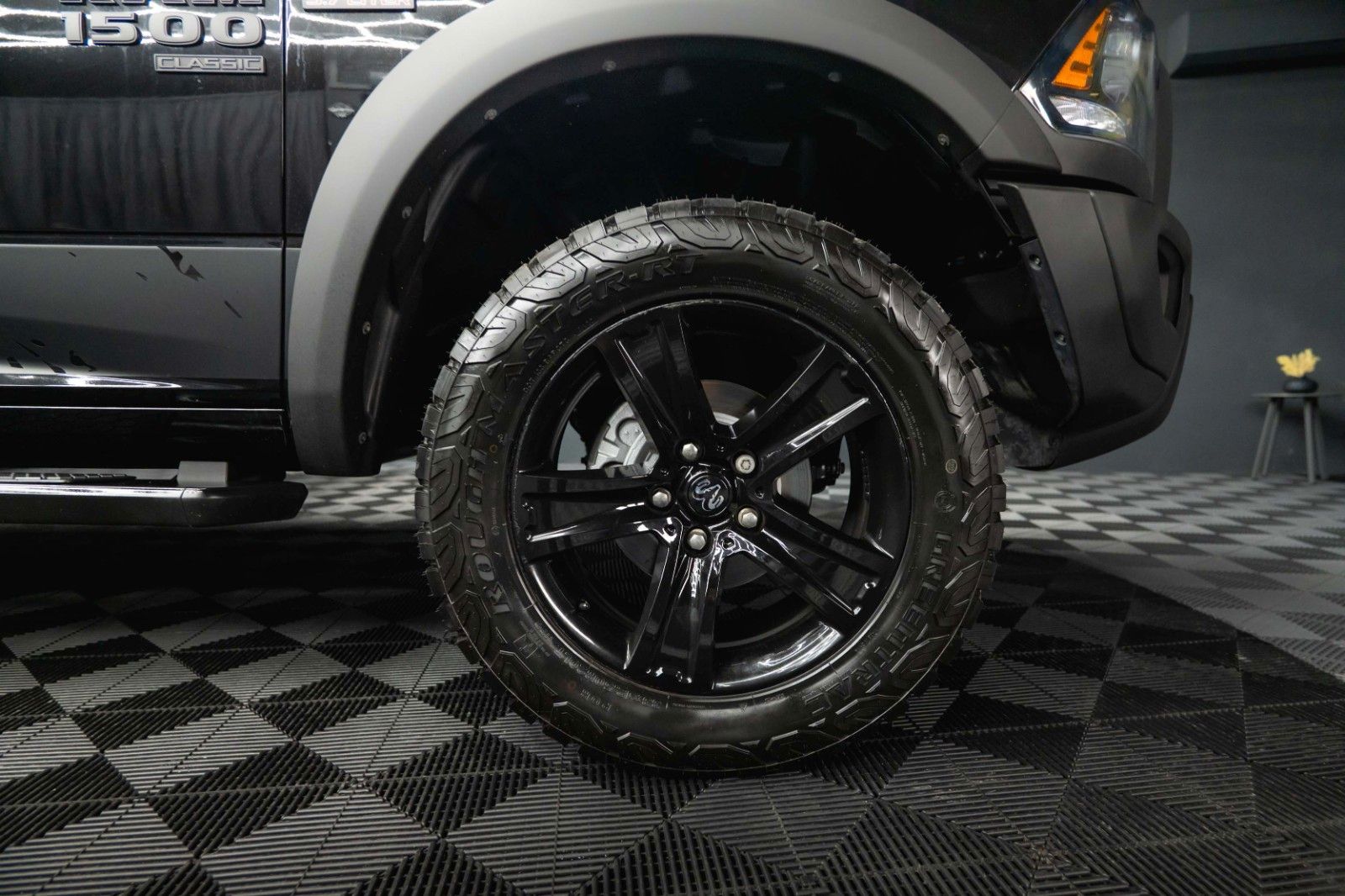 Fahrzeugabbildung Dodge RAM 5.7 V8 HEMI 4x4 Sport OFFROAD Night WARLOCK