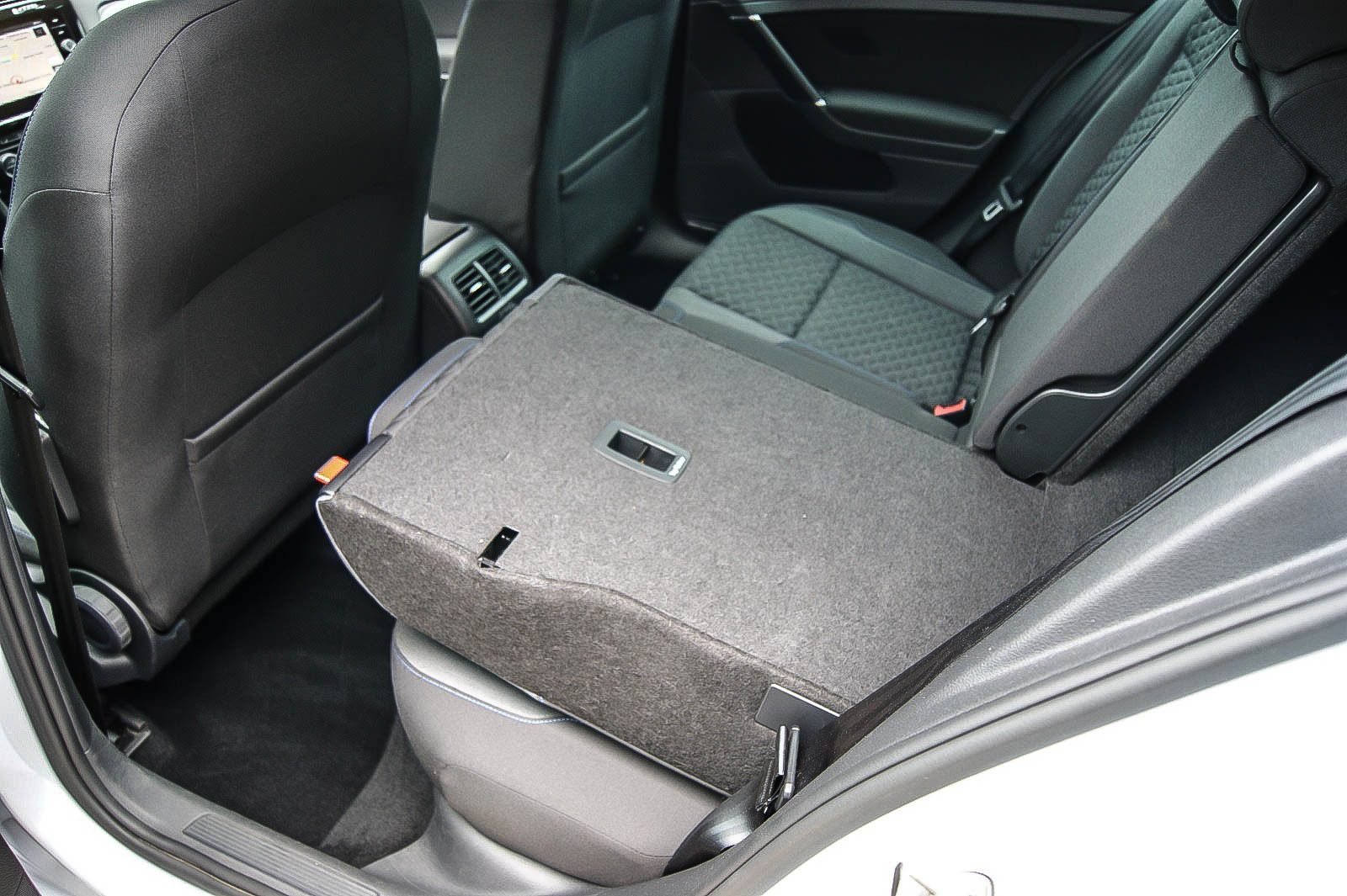 Fahrzeugabbildung Volkswagen Golf VII Variant 14TSI DSG JOIN ANHZV KAMERA PDC