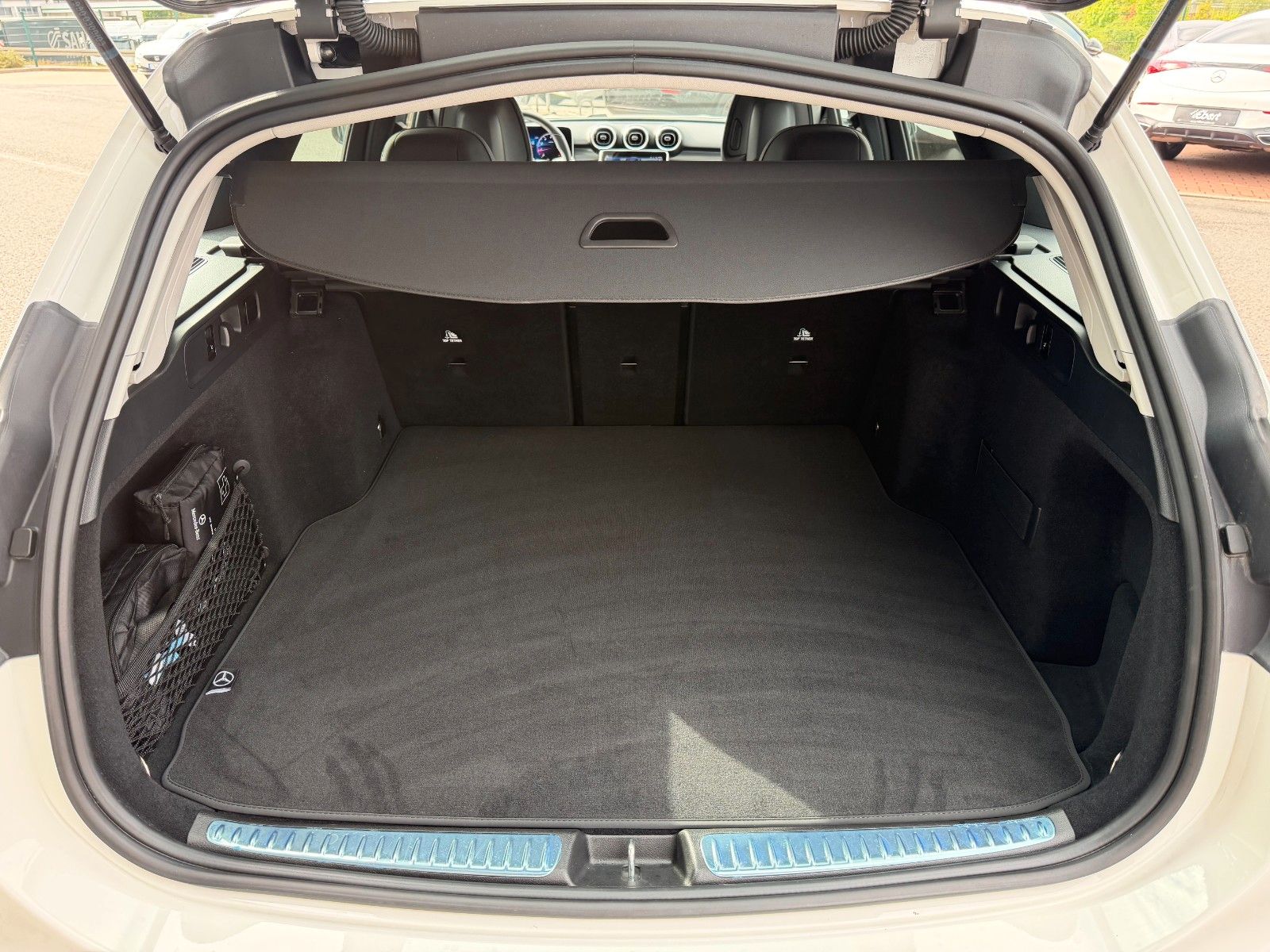 Fahrzeugabbildung Mercedes-Benz C 200 T Avantgarde+RKamera+AHK+AmbientePrem+