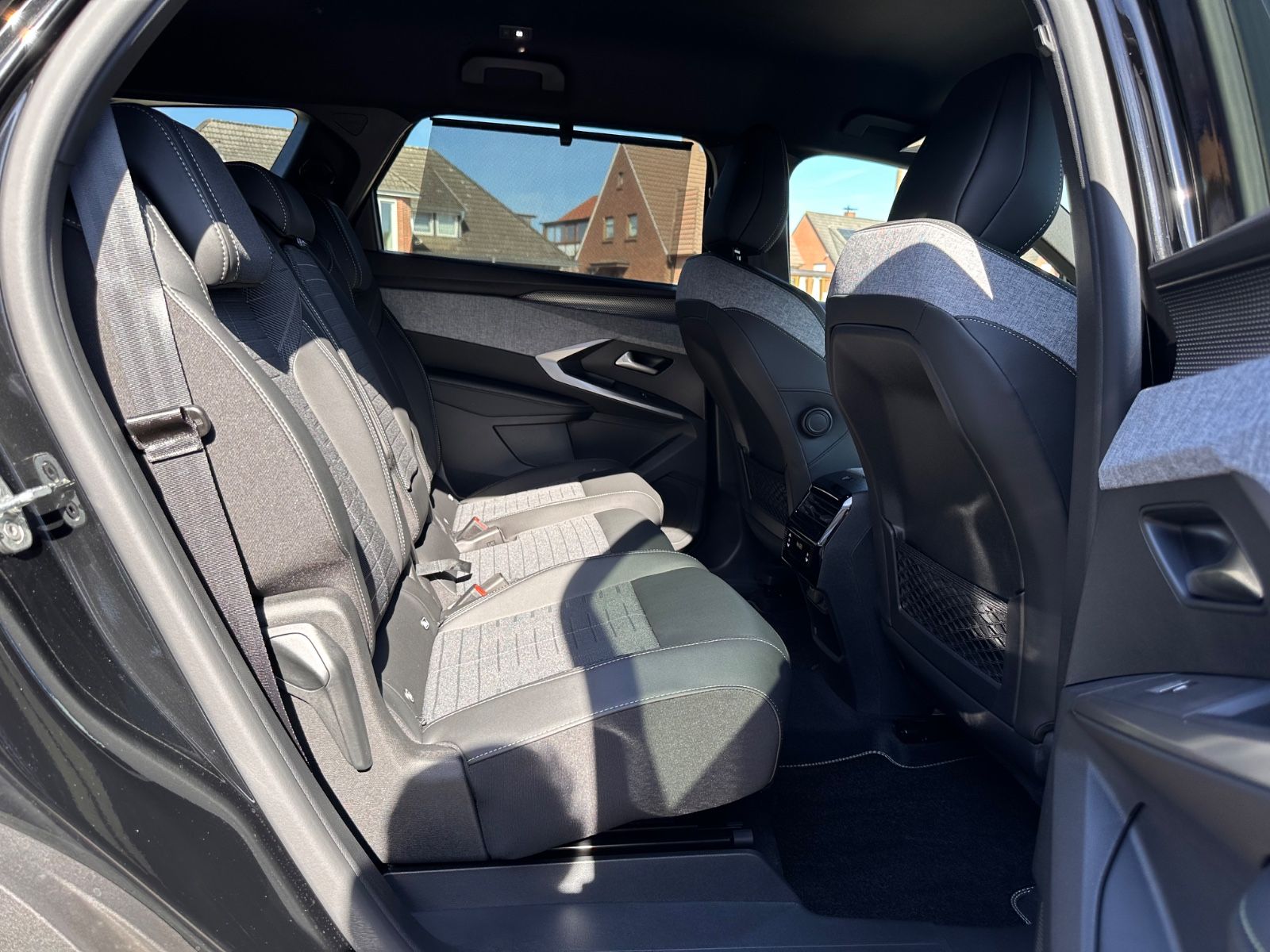 Fahrzeugabbildung Peugeot 5008 GT Hybrid 145 Autom 7-Sitz/ACC/Navi/APP/LED