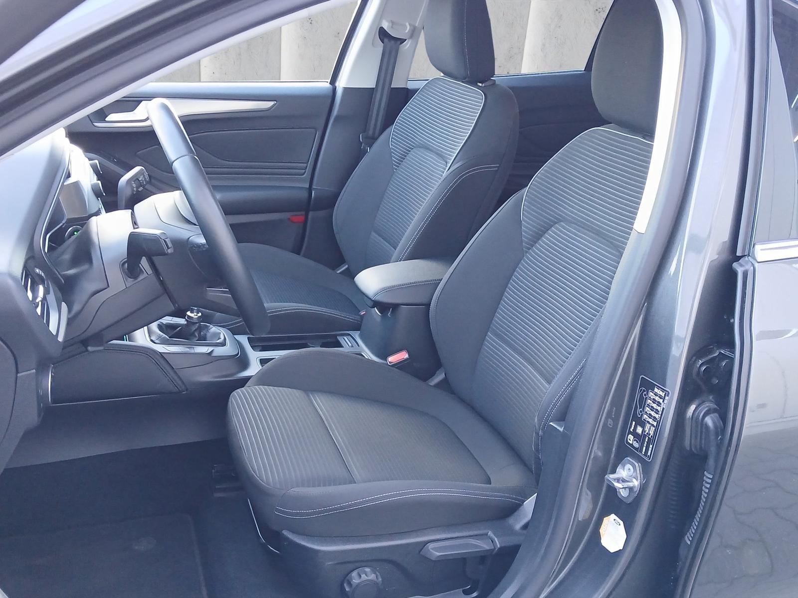Ford Focus Titanium Turnier LED NAVI AHK KAMERA