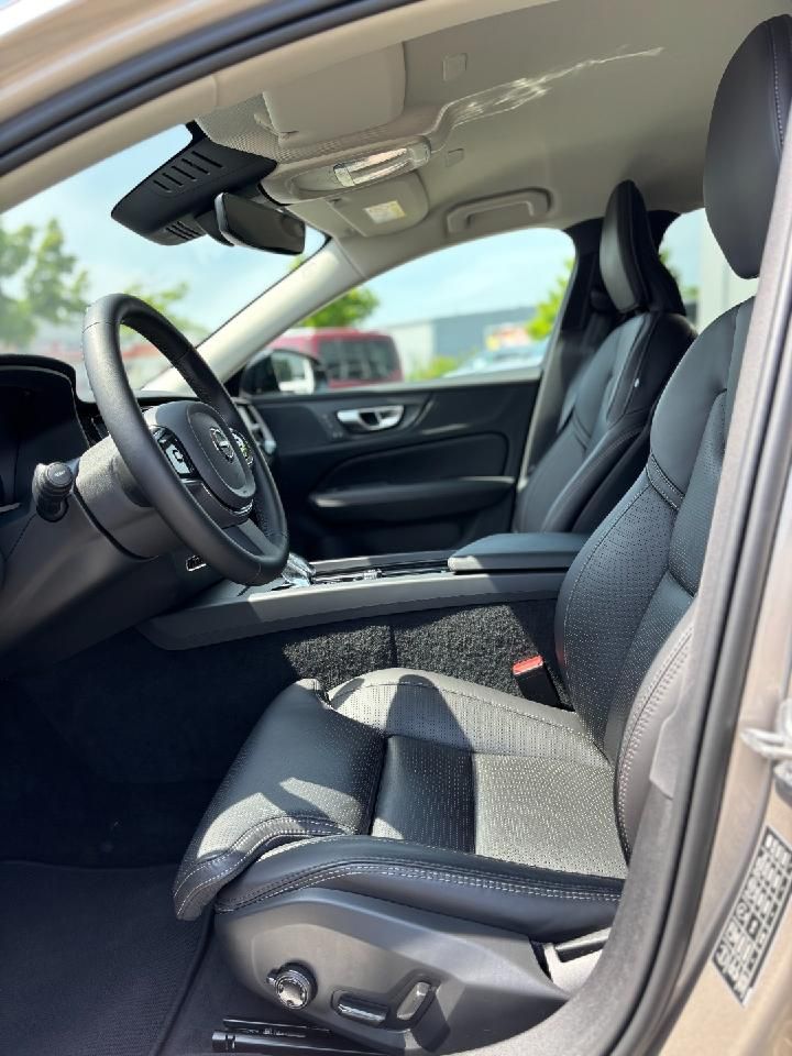 Fahrzeugabbildung Volvo V60 Kombi Plus Dark LED DAB AHK ACC Harman Kardo