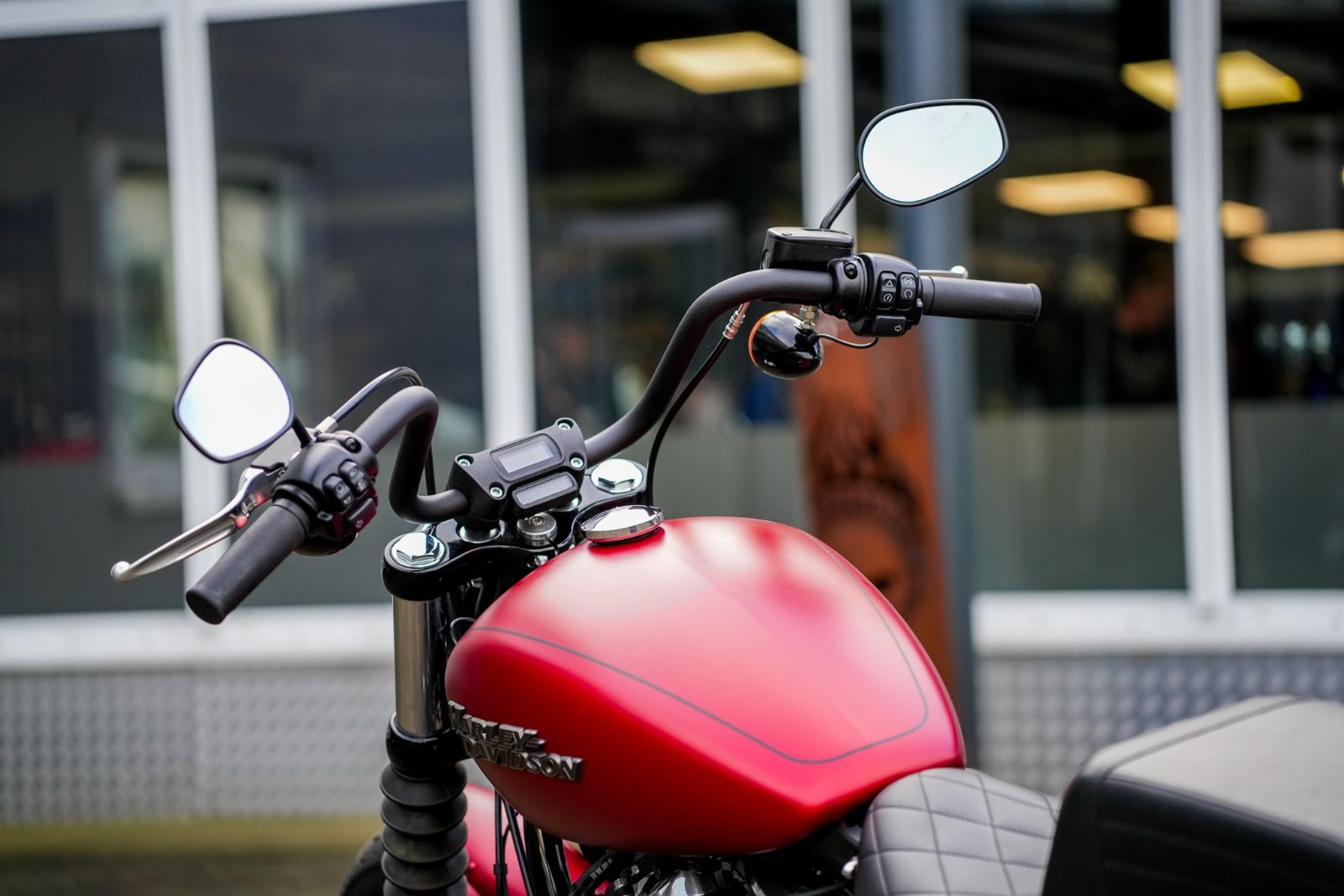 Fahrzeugabbildung Harley-Davidson FXBB Street Bob Softail - Sissybar -Satteltasche