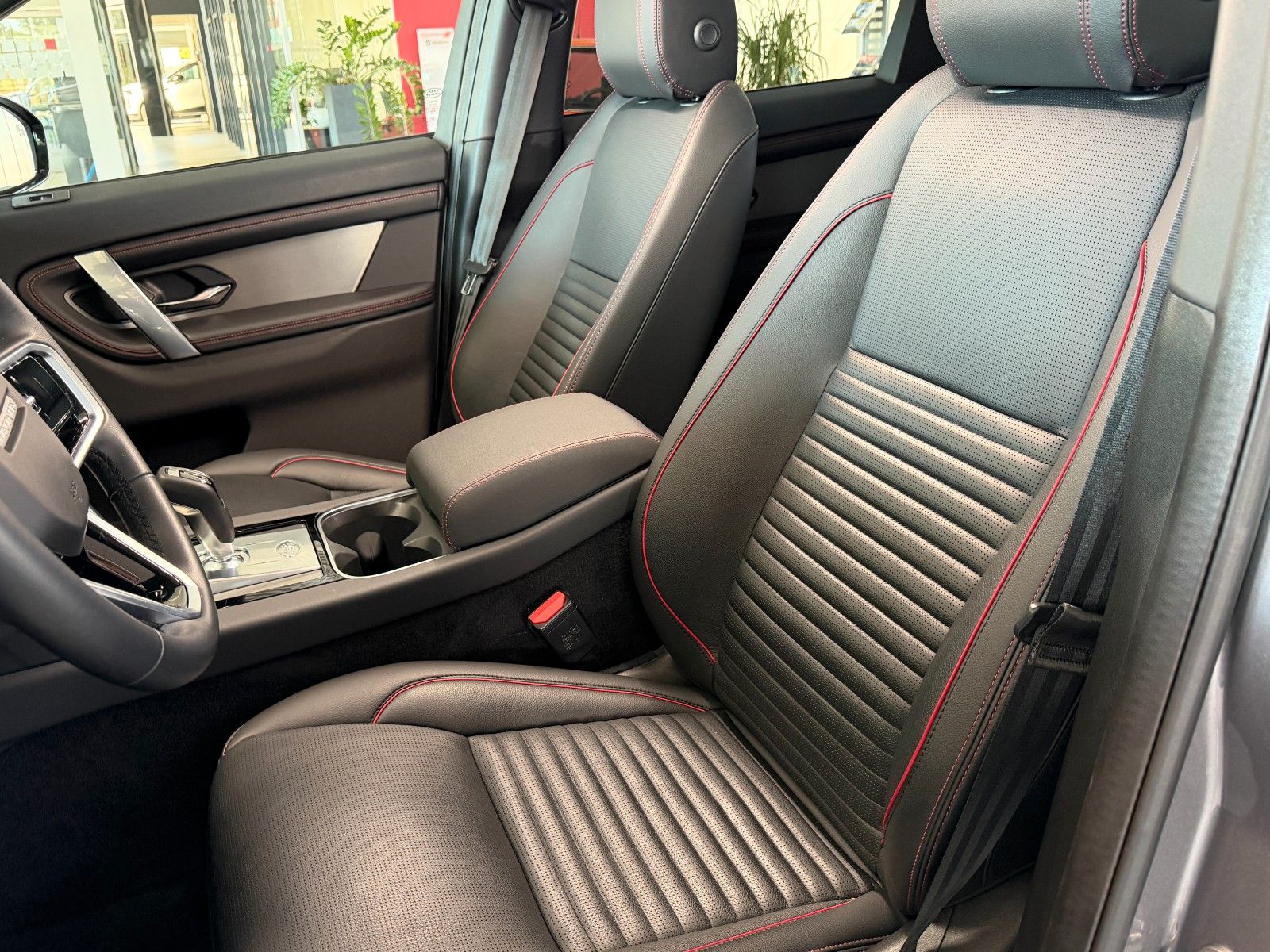 Fahrzeugabbildung Land Rover Discovery Sport 2.0 D 165 R-Dynamic SE AWD