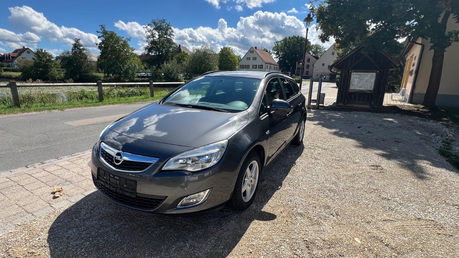 Opel Astra 2012 — rear view