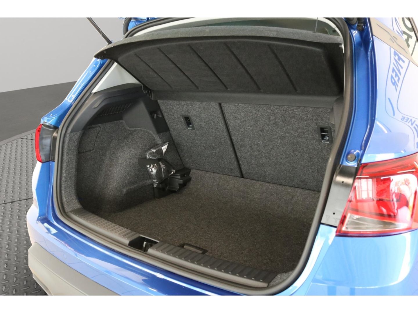 Fahrzeugabbildung SEAT Arona Road Edition Navi Tempomat SHZ PDC LED