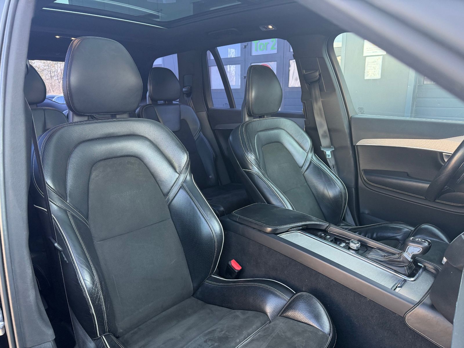 Fahrzeugabbildung Volvo XC90 D5 R Design AWD*LUFT*PANO*STHZ*7Si*MIETKAUF