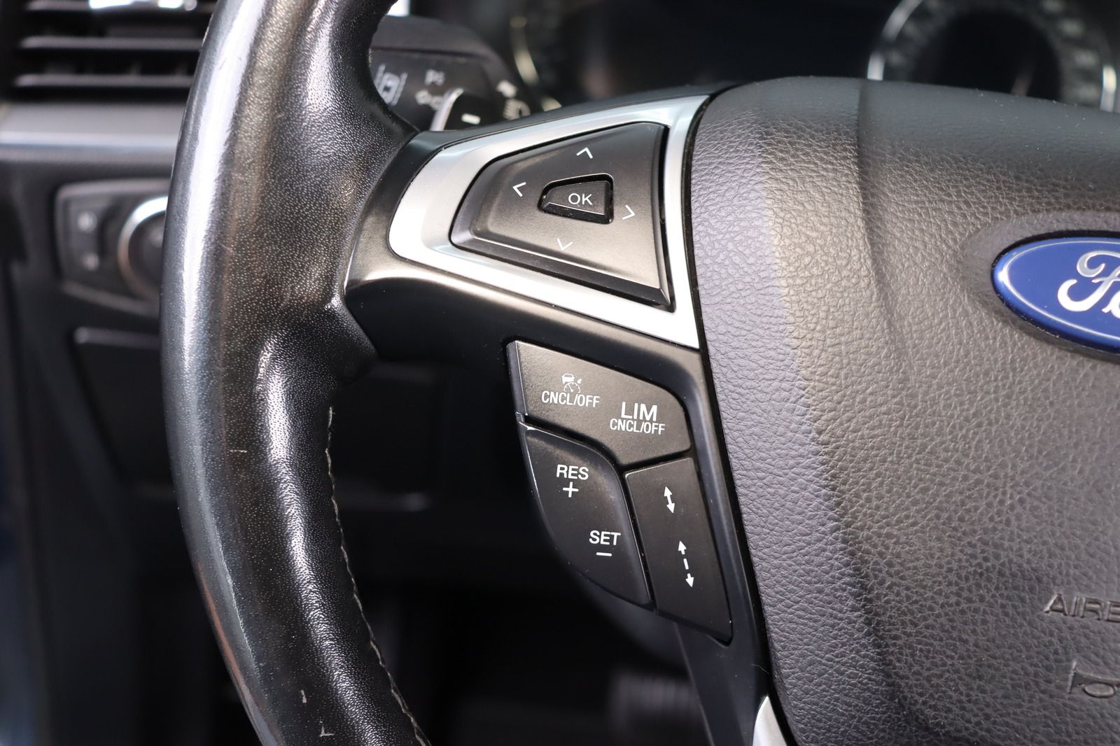 Fahrzeugabbildung Ford S-MAX * Massage * RFK * Pano Titanium