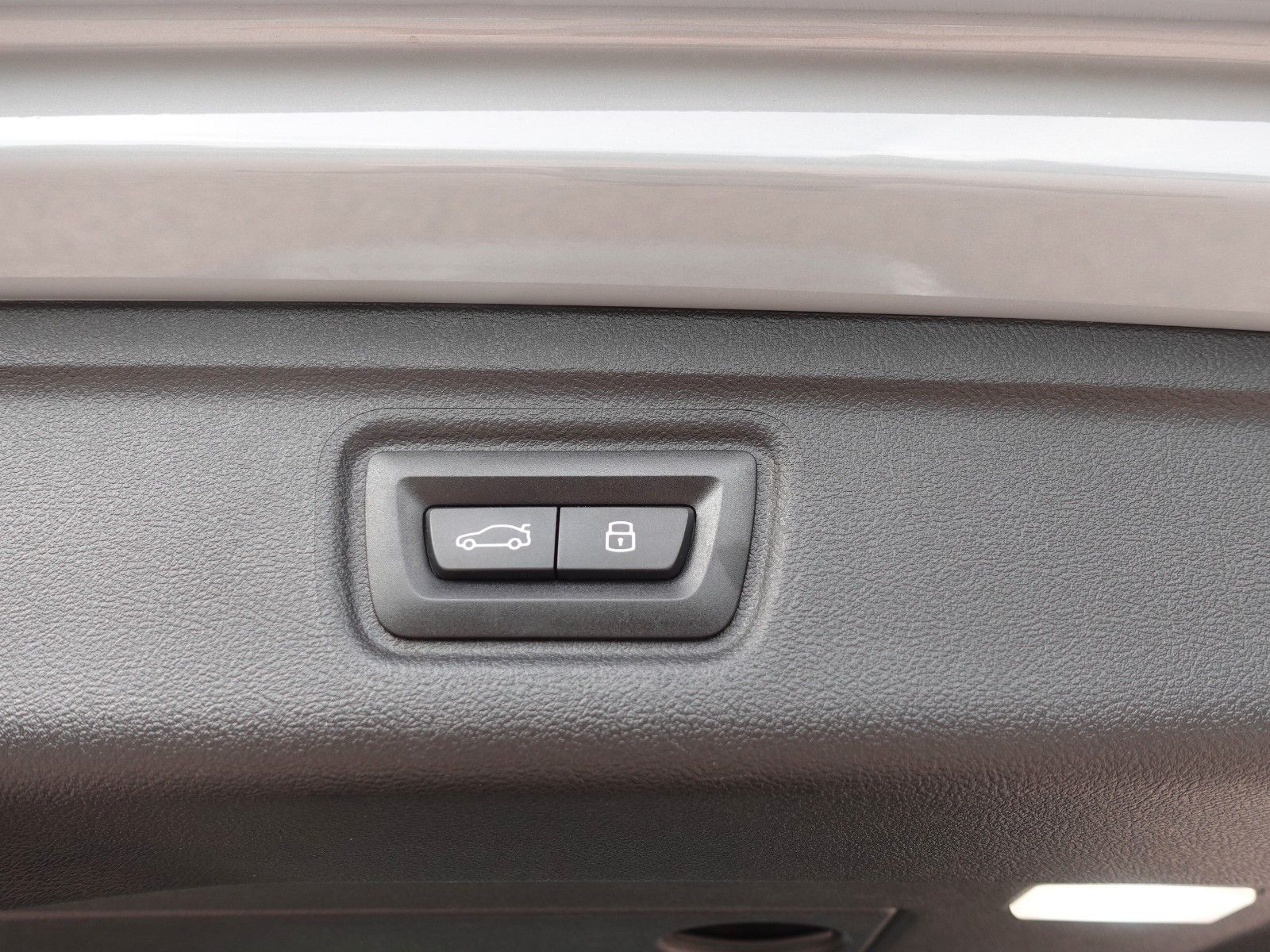 Fahrzeugabbildung BMW 318i Touring A M Sportpaket LMR19"/LED/Navi/Keyl