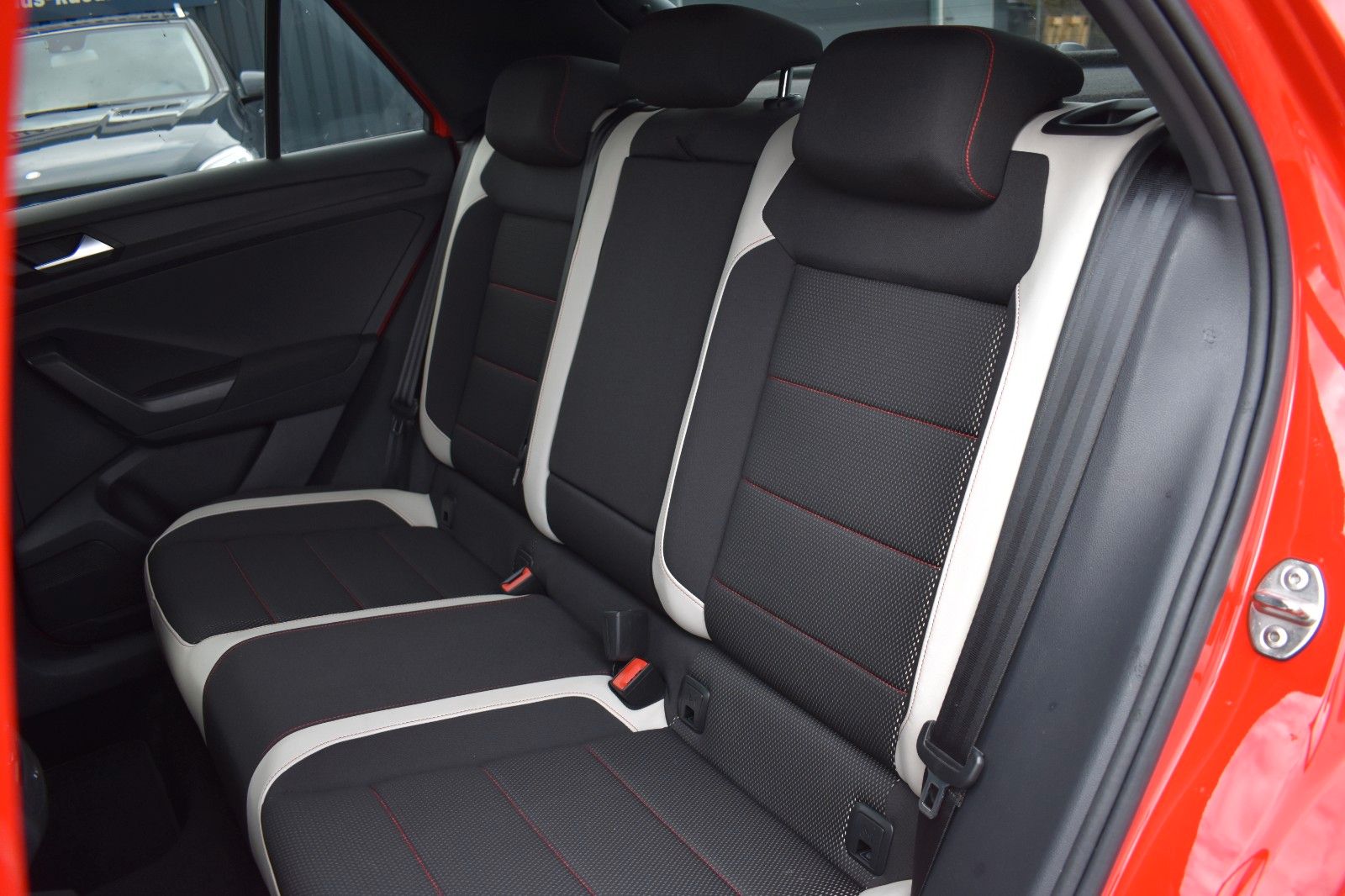 Fahrzeugabbildung Volkswagen T-Roc Sport 4Motion LED AHK Applecar Automatik