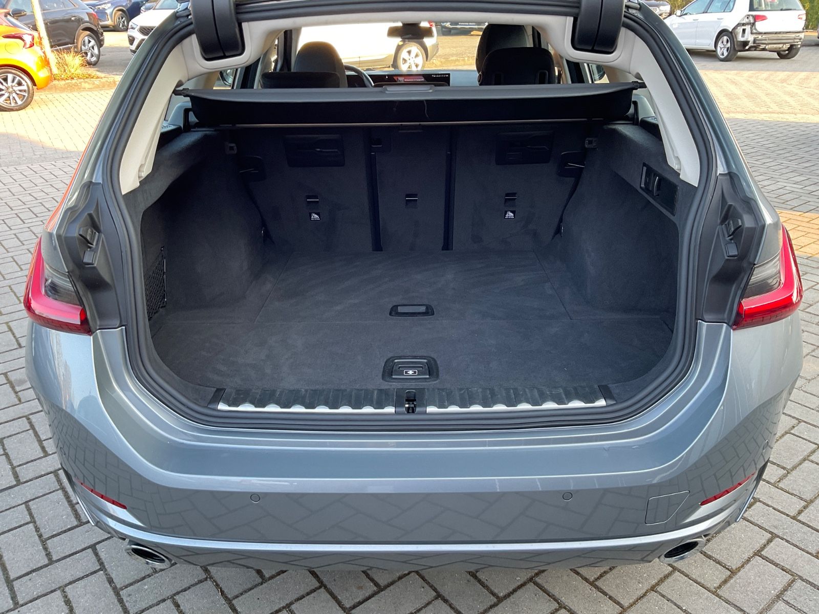 Fahrzeugabbildung BMW 320d xDrive Touring Advantage Automatic