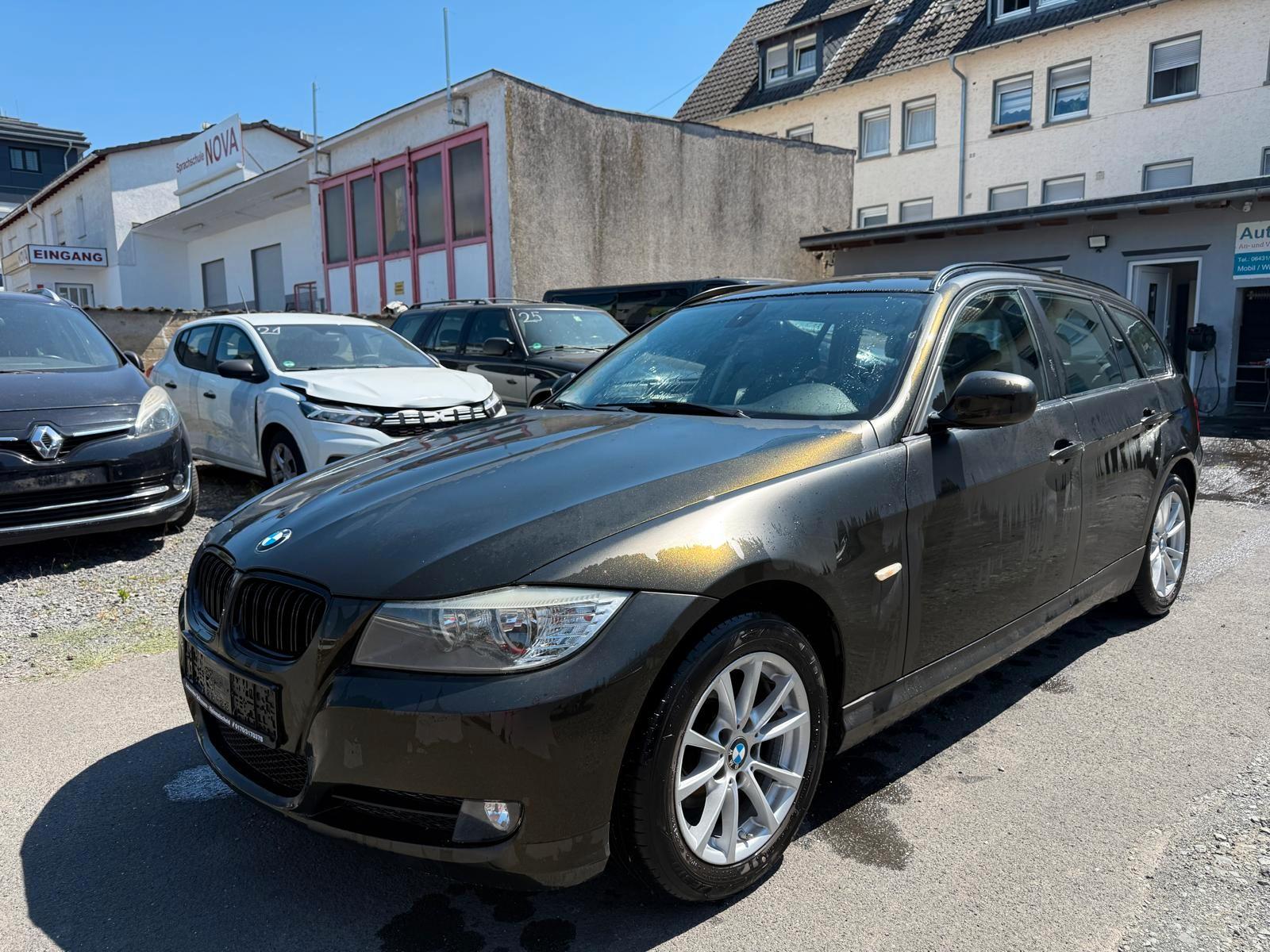 BMW 318 2012 — interior