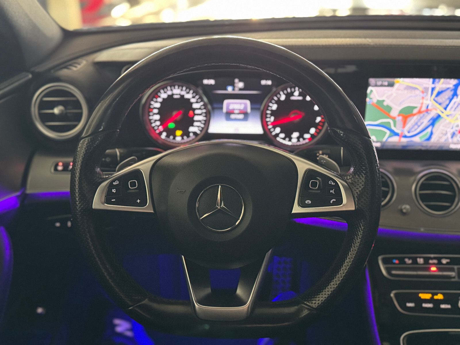 Fahrzeugabbildung Mercedes-Benz E 250 T 9GT 2X AMG LINE DISTRONIC MEMORY 20 ZOLL