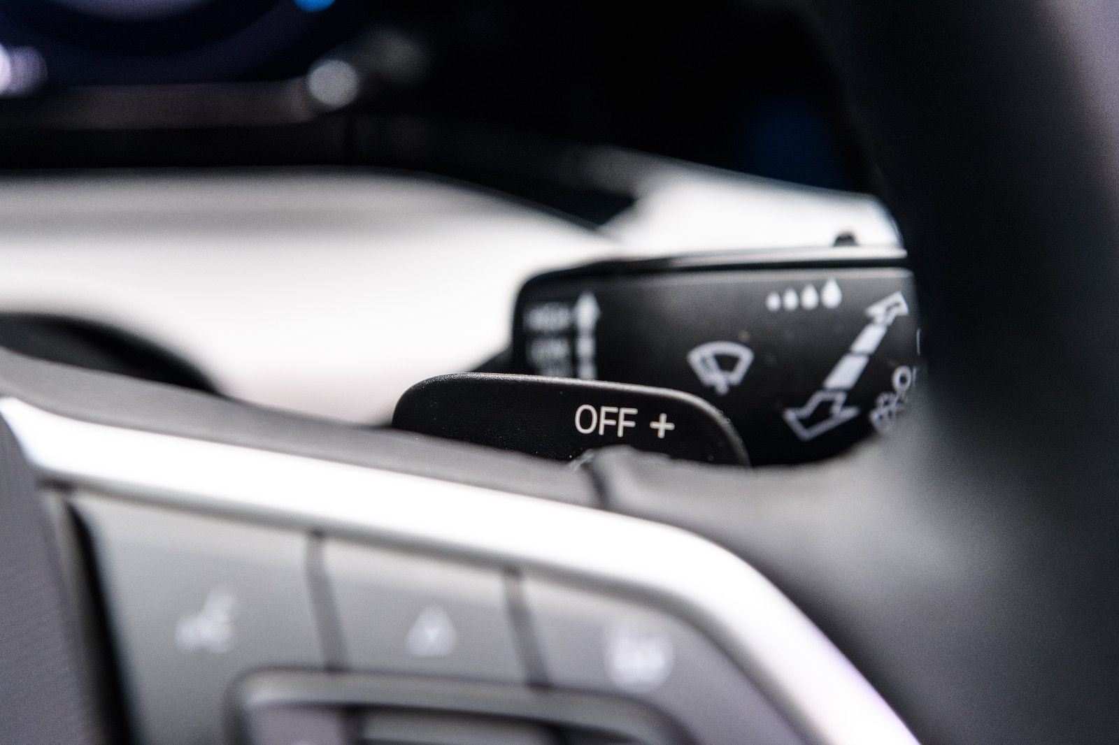 Fahrzeugabbildung Volkswagen Golf VIII Life +STHZ+LED+SHZ+NAVI+PANO+HEADUP