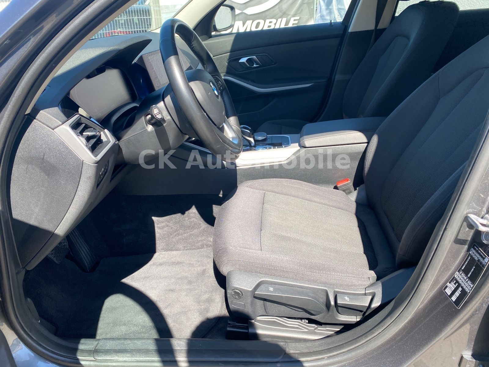 Fahrzeugabbildung BMW 318d Touring Advantage/LiveCockpit/Navi/Laser/AH
