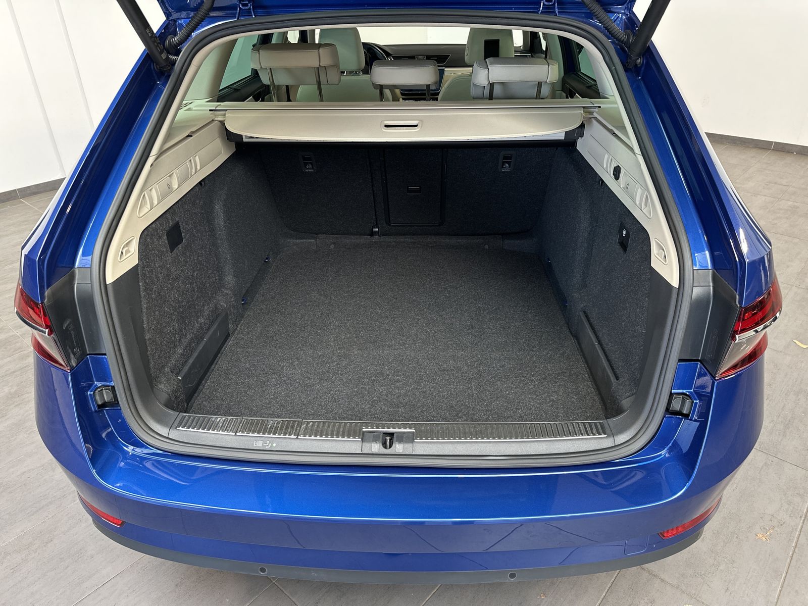 Fahrzeugabbildung SKODA Superb Combi L&K NAV+MATRIX+ACC+PANO+CANTON+DCC