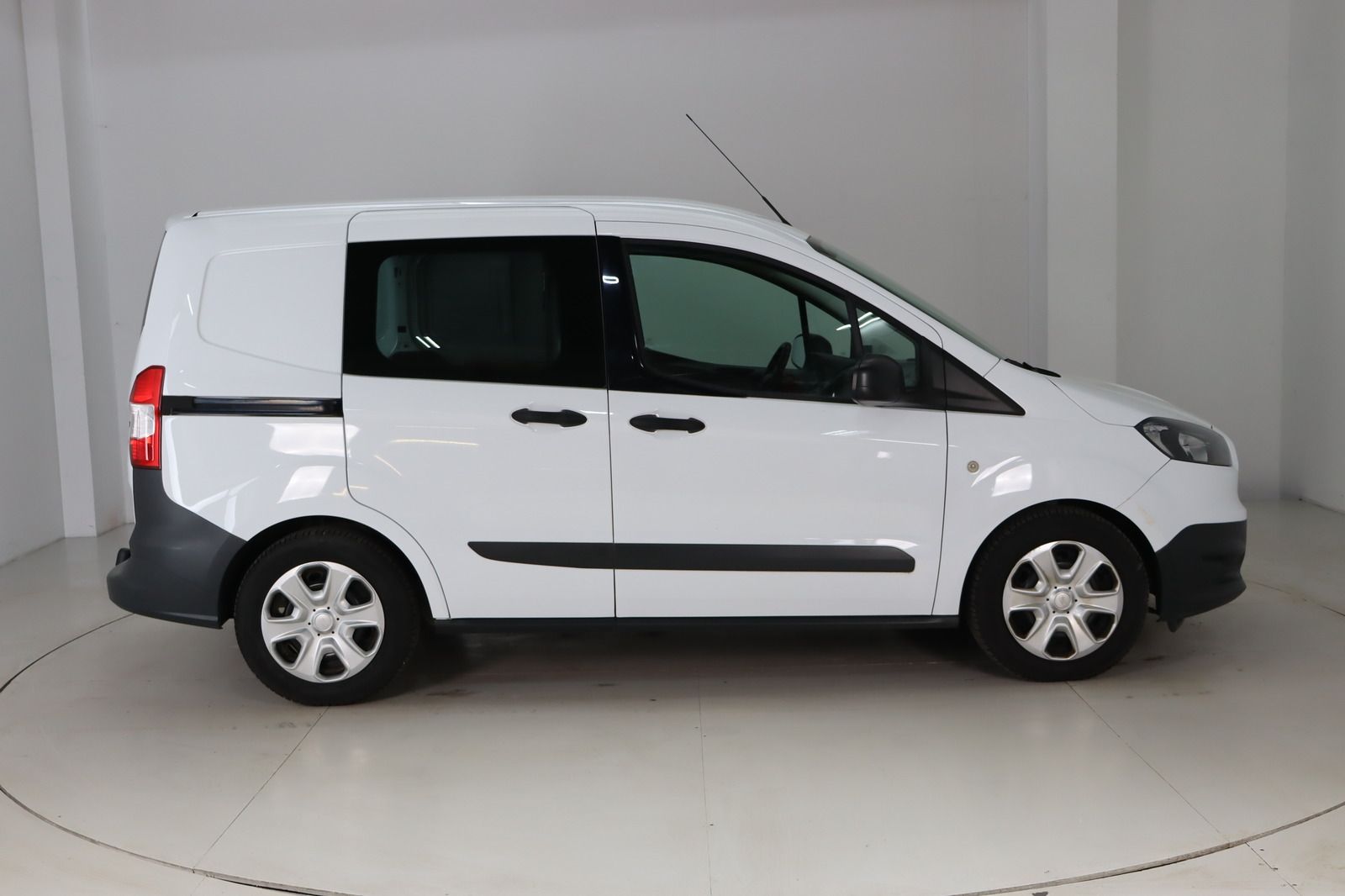 Fahrzeugabbildung Ford Transit Courier AHK * HU/AU bis 08.2027 * 1.Hand