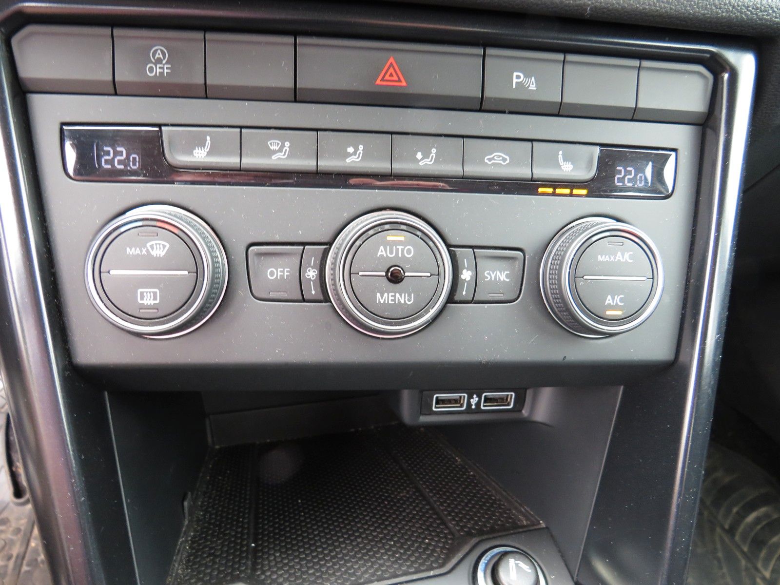 Fahrzeugabbildung Volkswagen T-Roc  PDC, SITZH. APP-CONNECT/NAVI CLIMATR. 1