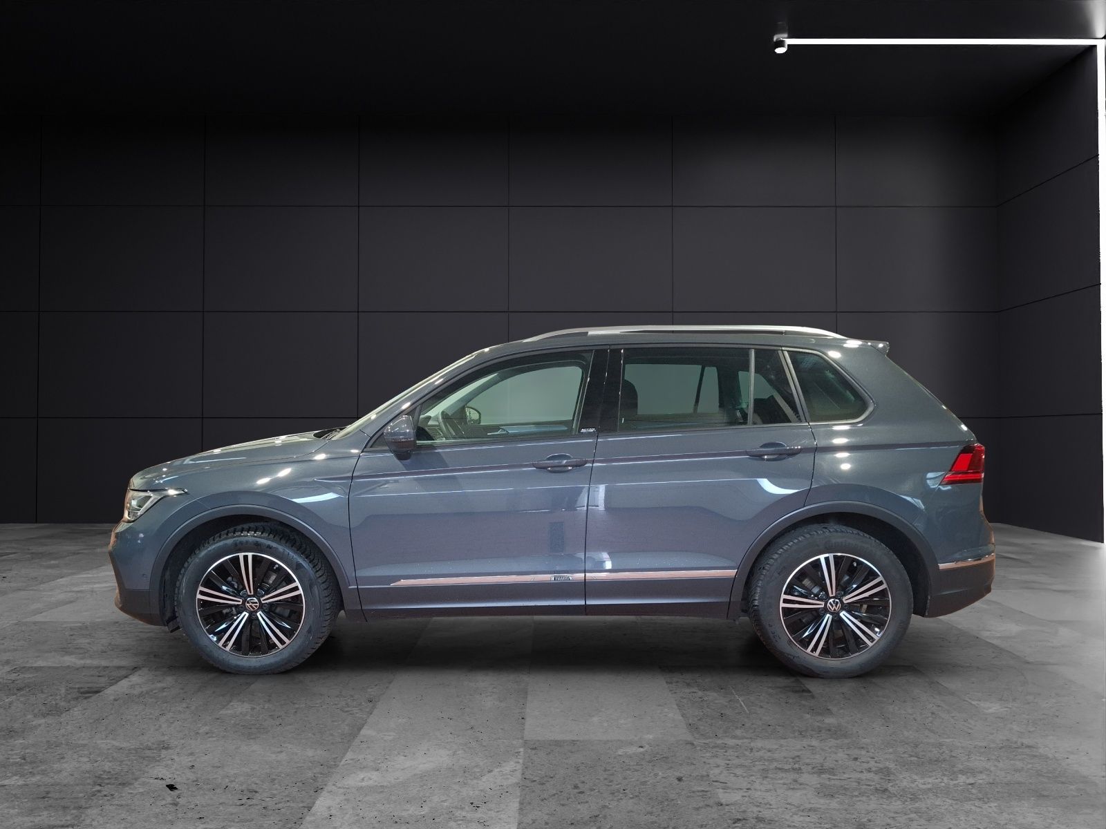 Fahrzeugabbildung Volkswagen Tiguan TSI Active LED Navi ACC RFK SH 18"